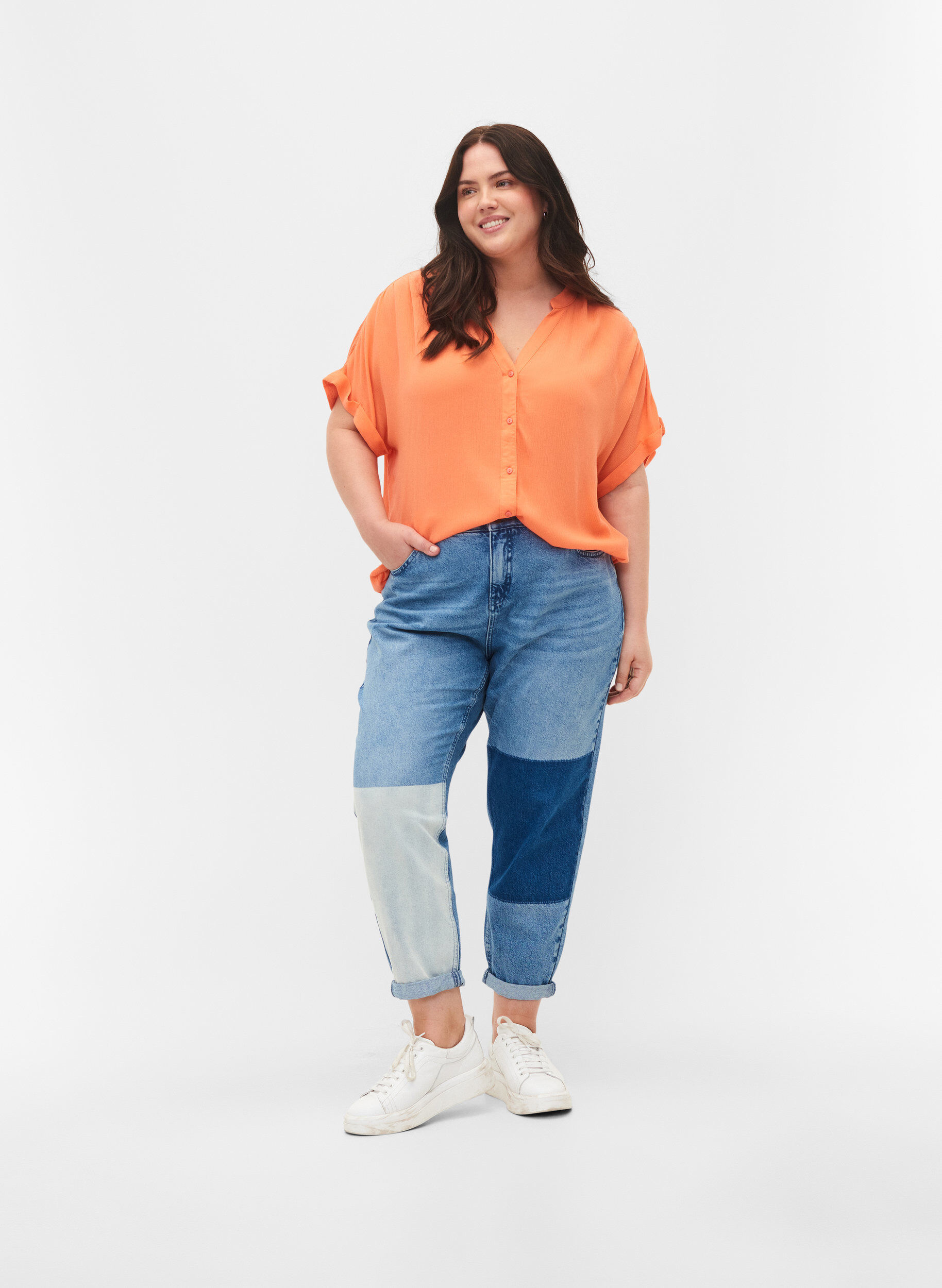 Zizzi Mille mom-fit jeans met colour-blocking, Blue Denim Comb, Model image number 0