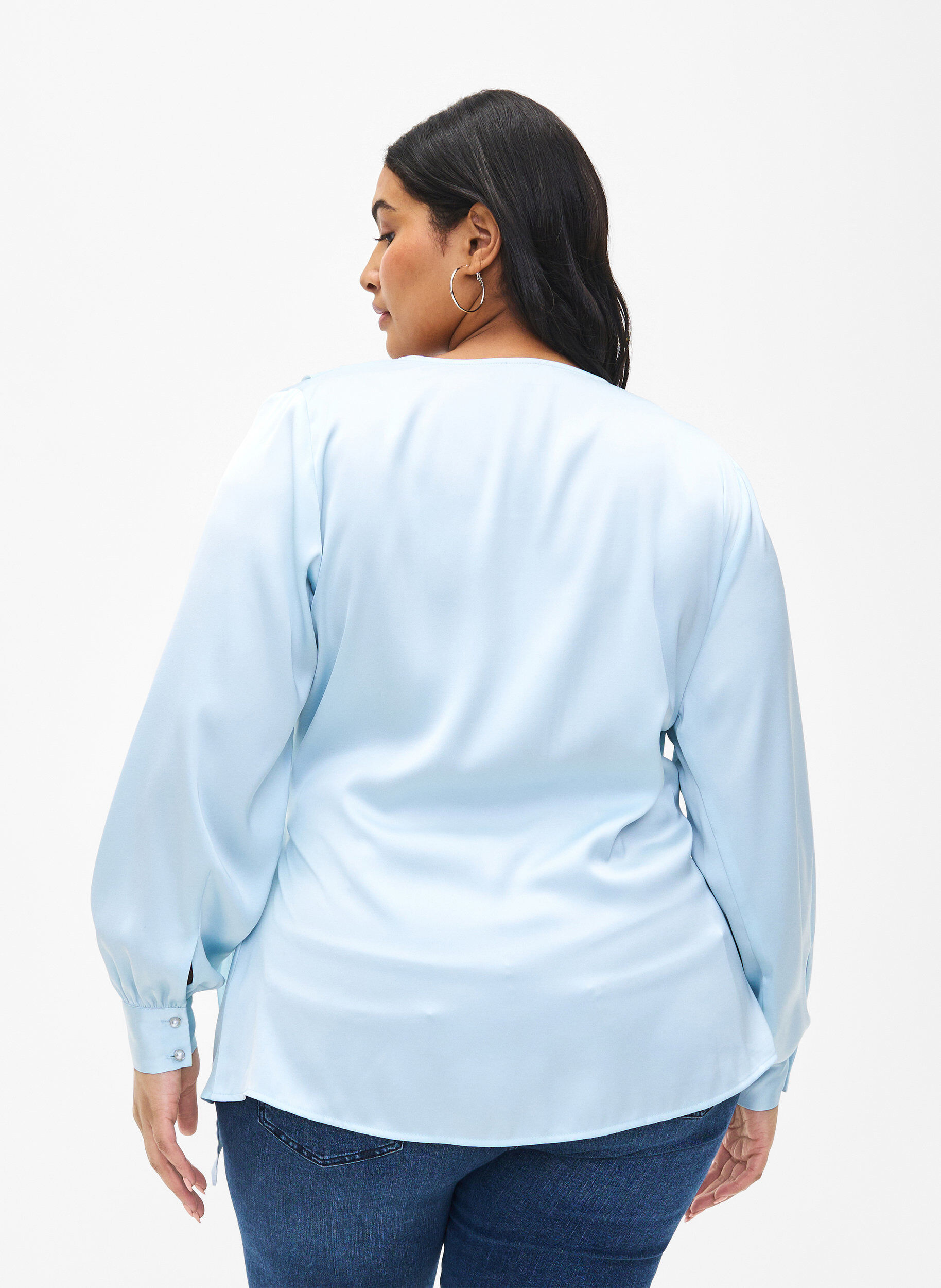 Zizzi Feestelijke blouse van satijn met overslag, Delicate Blue, Model image number 1