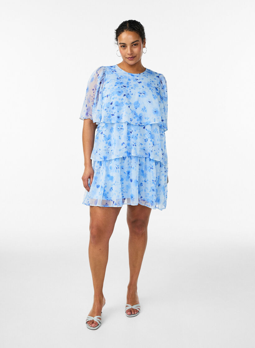 Korte jurk met chiffonlook, bloemenprint en volantlagen, Blauw, Model image number 1