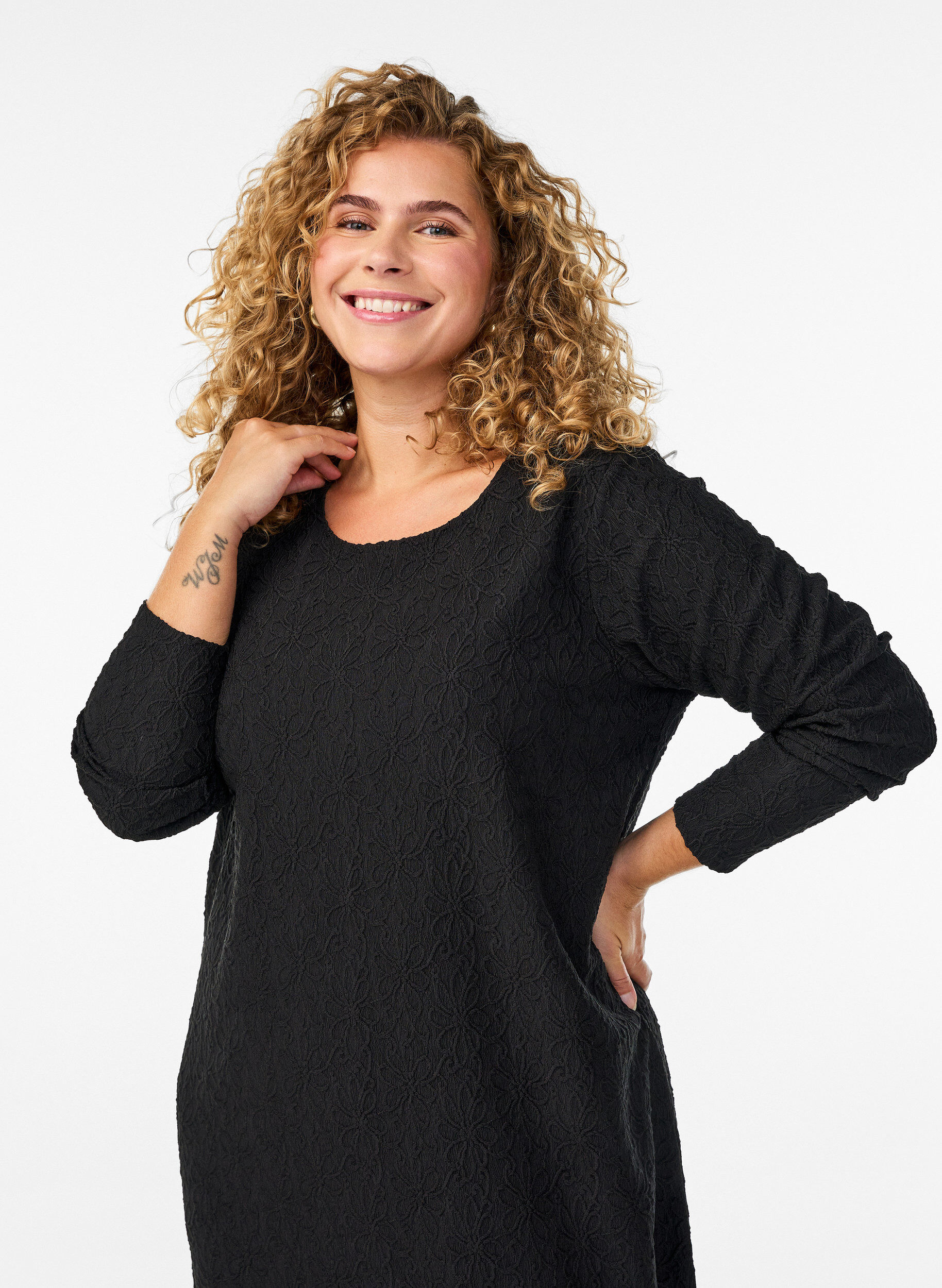 Zizzi Gebloemde textuurjurk met lange mouwen, Zwart, Model image number 2