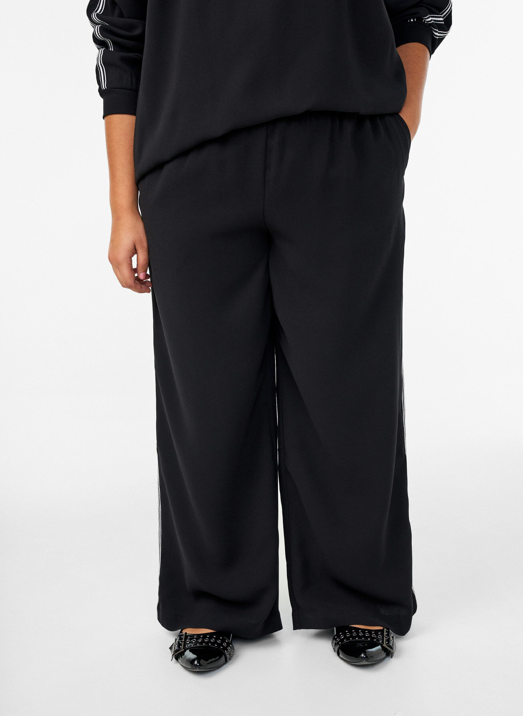 Zizzi Straight-fit broek met strookdetails, Zwart, Model image number 3