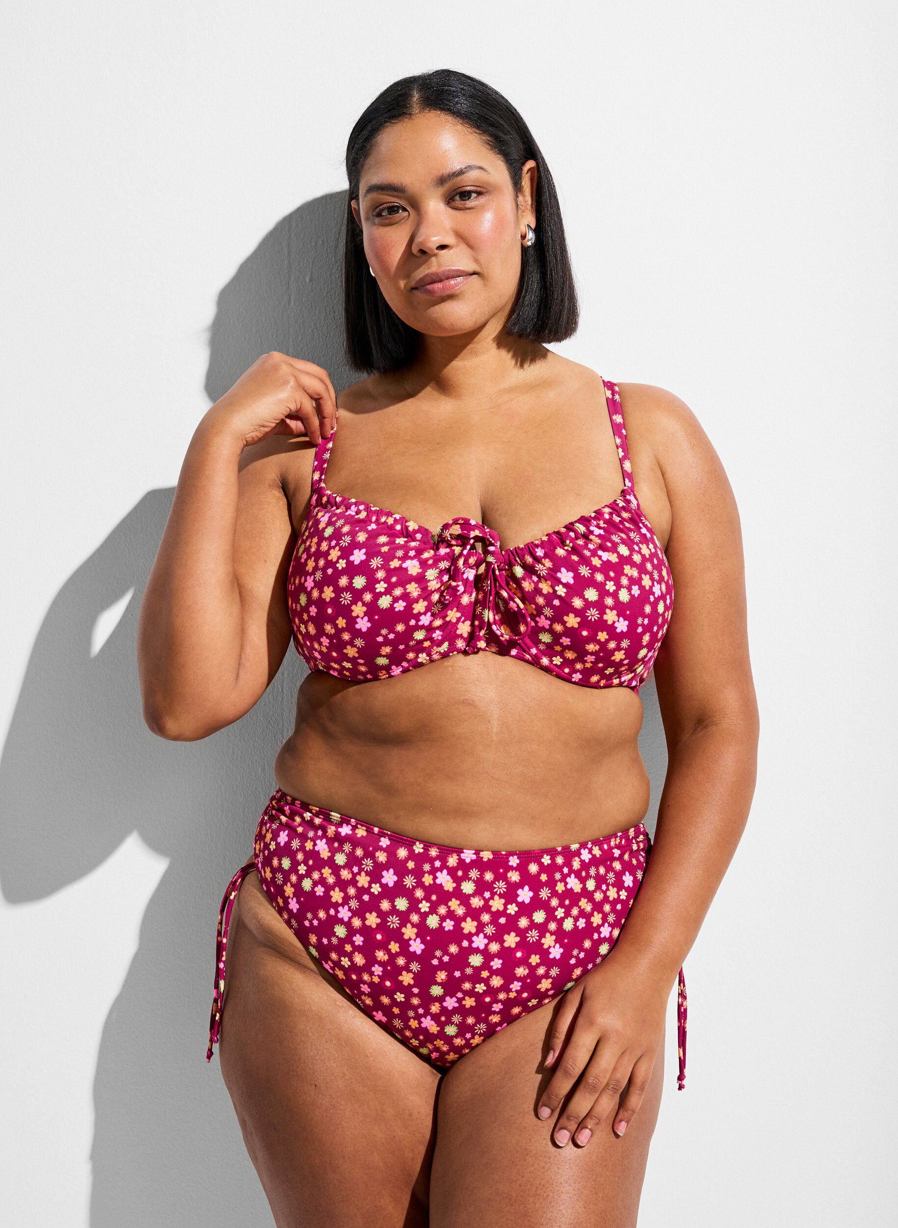 Zizzi Tai bikini broekje met striksluitingen en bloemenprint, Rood, Model image number 0