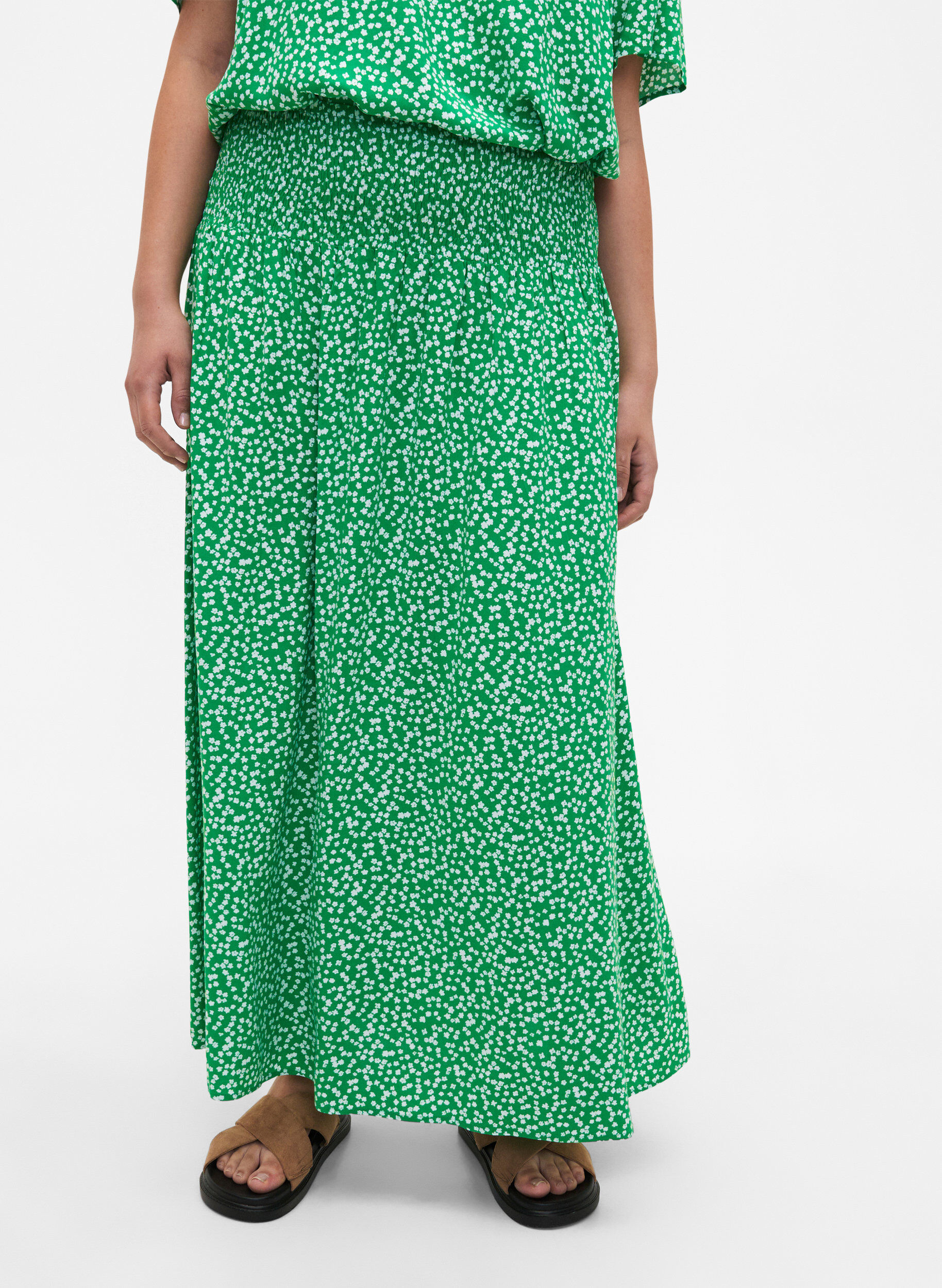 Zizzi FLASH - Maxi rok in viscose met smokwerk, Groen, Model image number 3