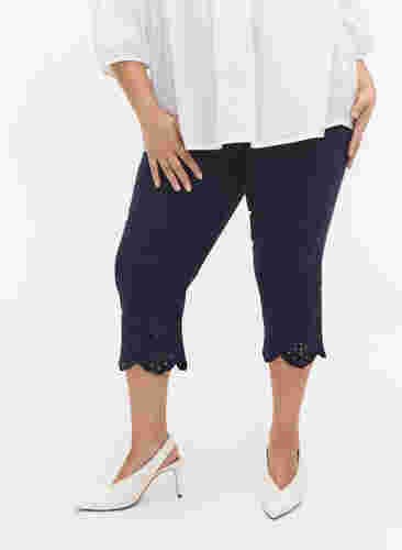 Driekwart broek met borduursel anglaise, Dark Blue, Model image number 1