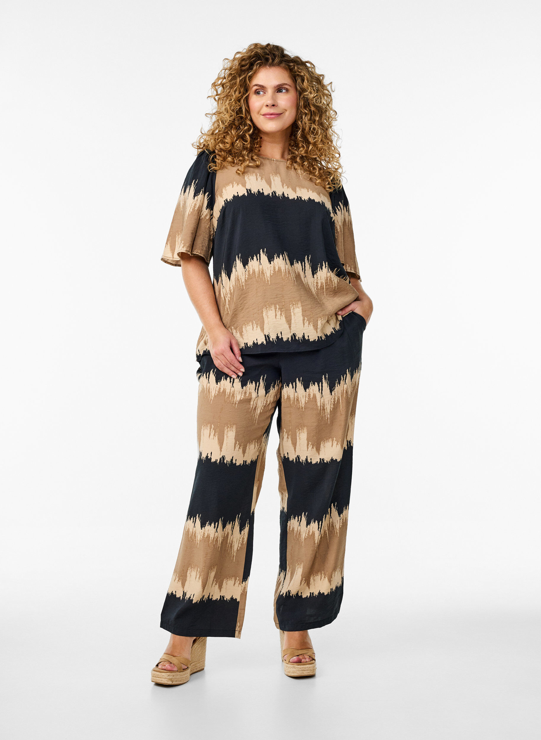 Zizzi Blouse met wijde mouwen en grafische print, Zwart, Model image number 1