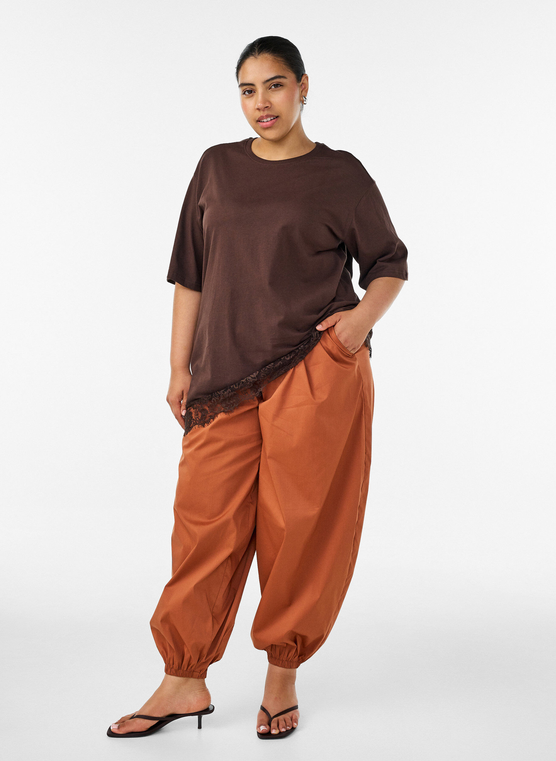 ZizziT-shirt met asymmetrische kanten zoom, Bruin, Model image number 1