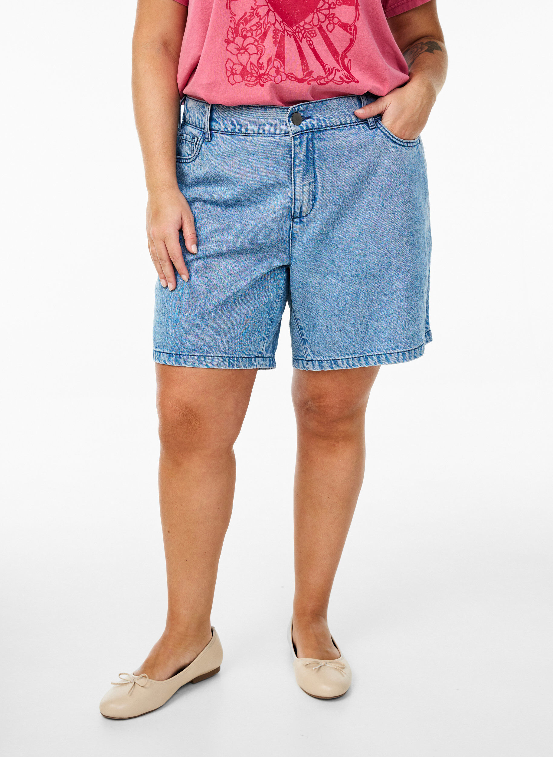 Zizzi Losse denim shorts met hoge taille, Blauw, Model image number 3