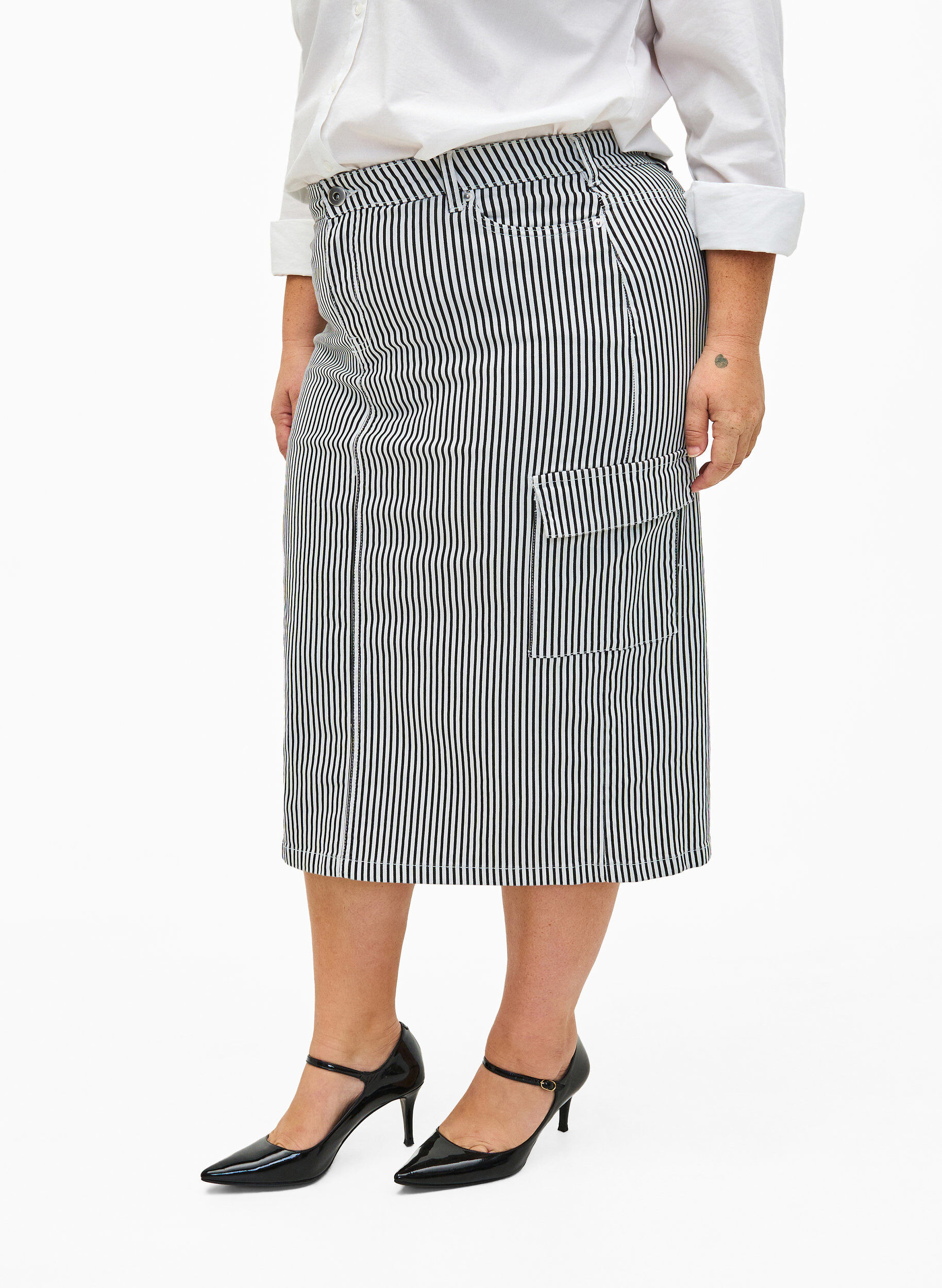 Zizzi Gestreepte kokerrok met zakken, Black & White Stripe, Model image number 2