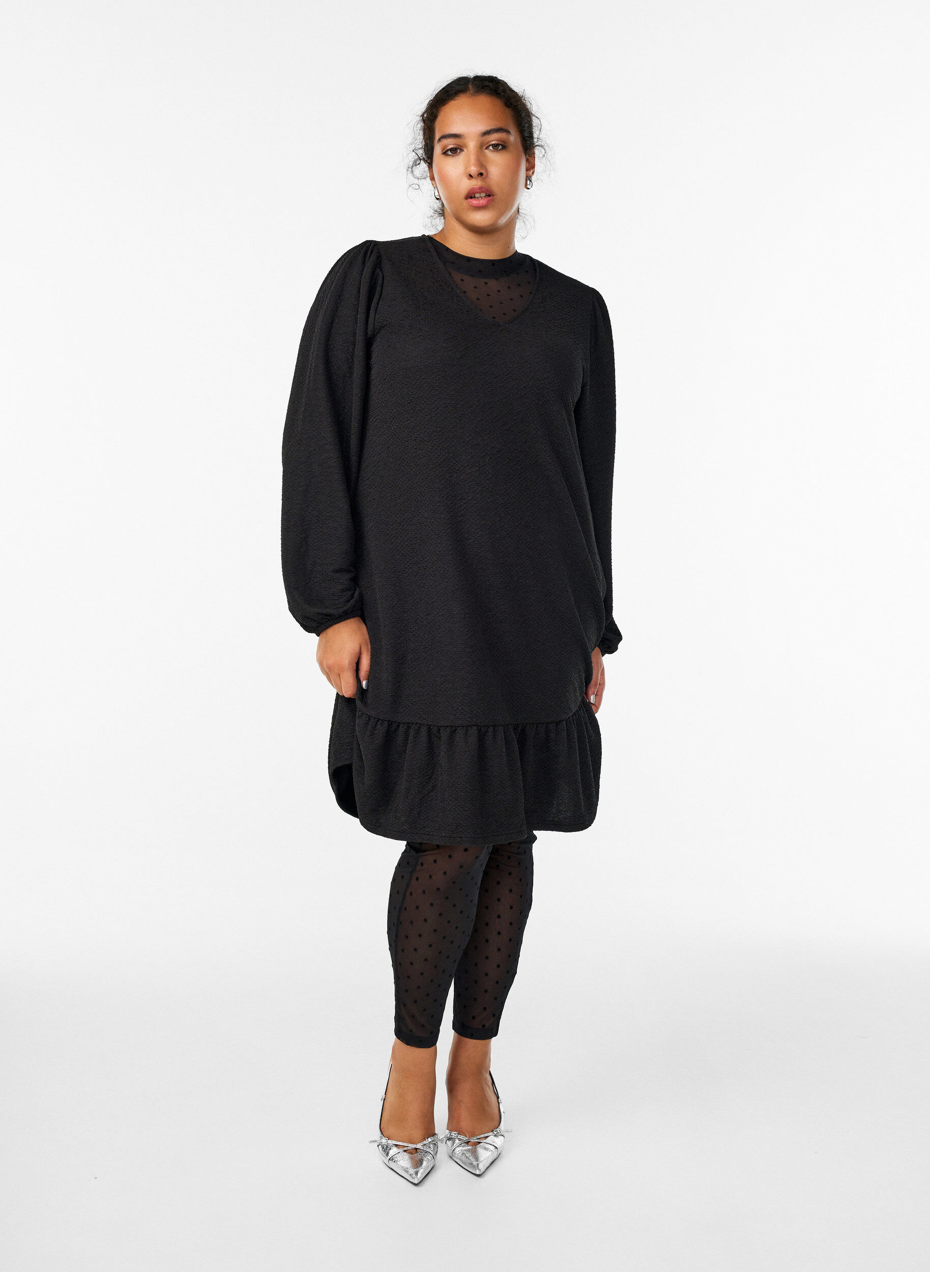 Zizzi Korte jurk met een ruffle zoom en structuur, Zwart, Model image number 1