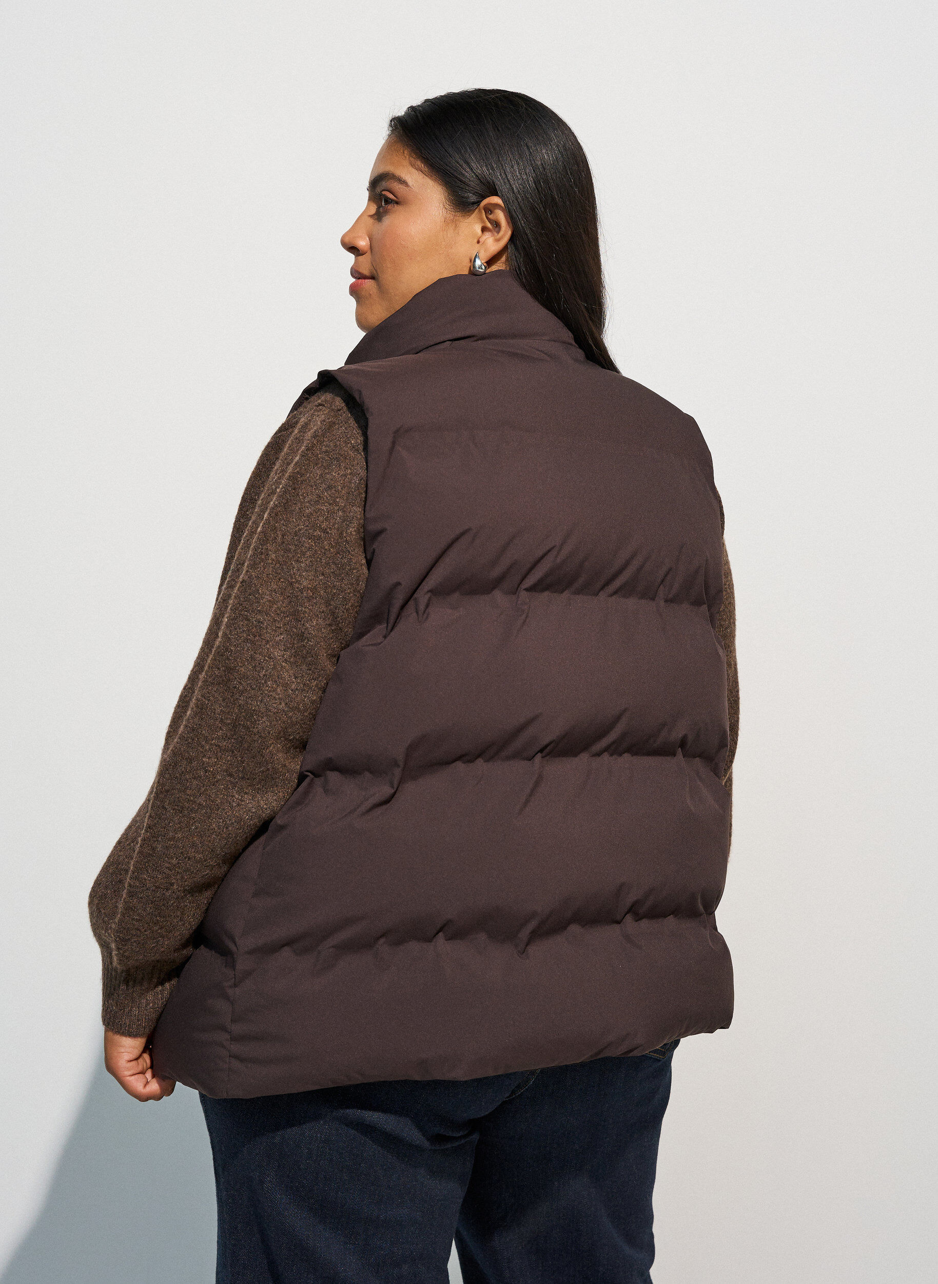 ZizziKorte puffer bodywarmer met hoge kraag, Bruin, Model image number 2