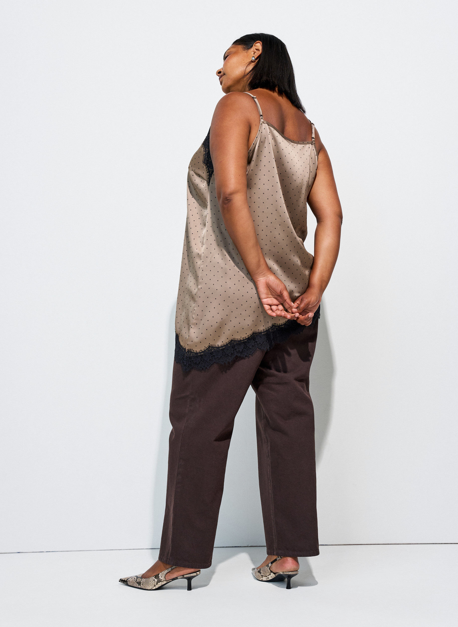 ZizziTop met bandjes en een kanten asymmetrische zoom, Beige, Model image number 2