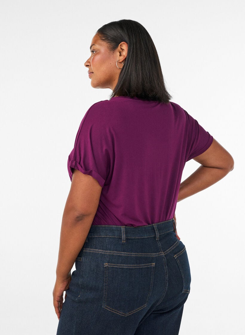 Basic T-shirt met V-hals van viscose, Paars, Model image number 2