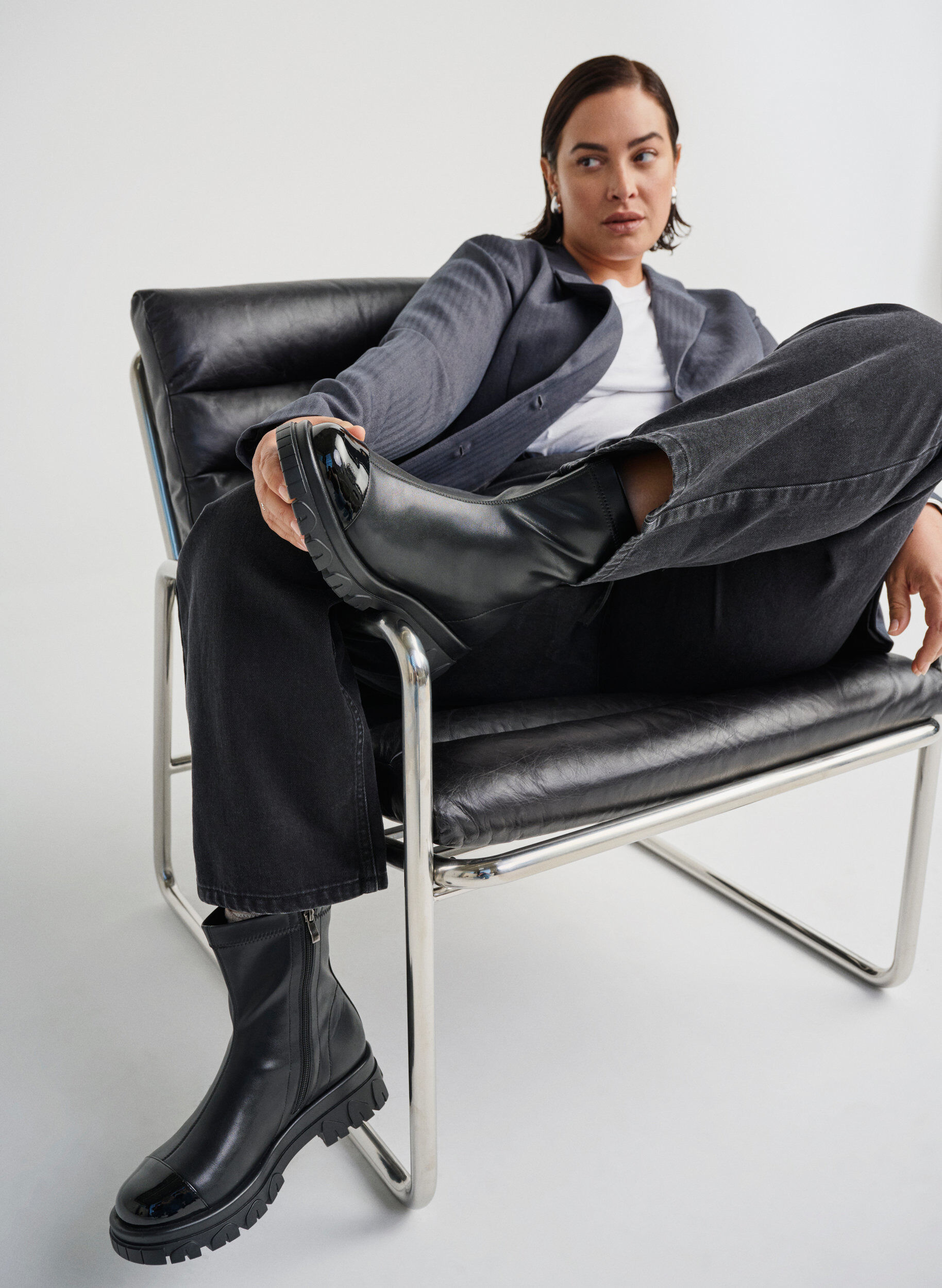 Zizzi Wide fit &ndash; Chunky enkellaars met lakdetail, Zwart, Image image number 0