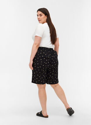 Bermuda shorts in viscose met print, Black AOP, Model image number 1