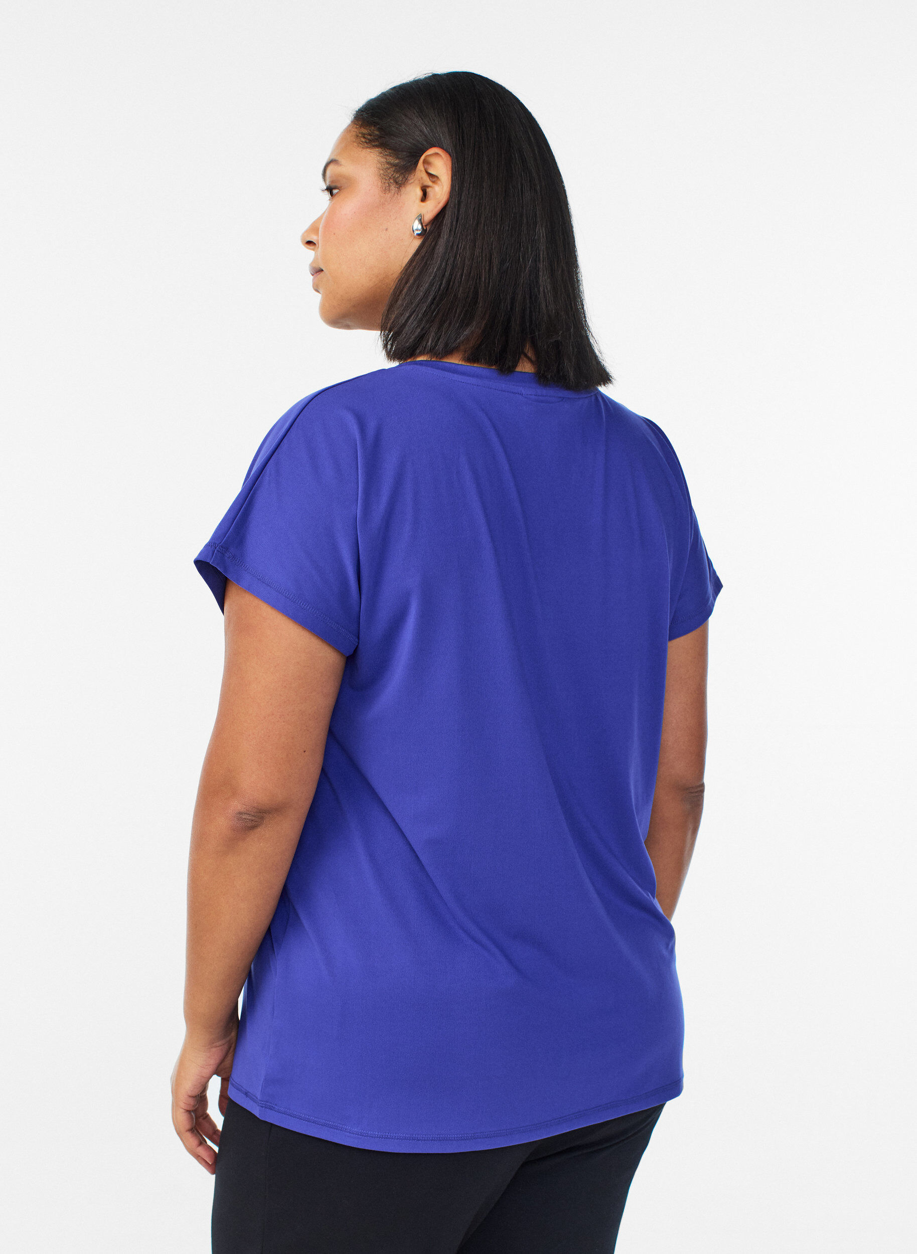 Zizzi Losvallend trainings-T-shirt met V-hals, Paars, Model image number 2