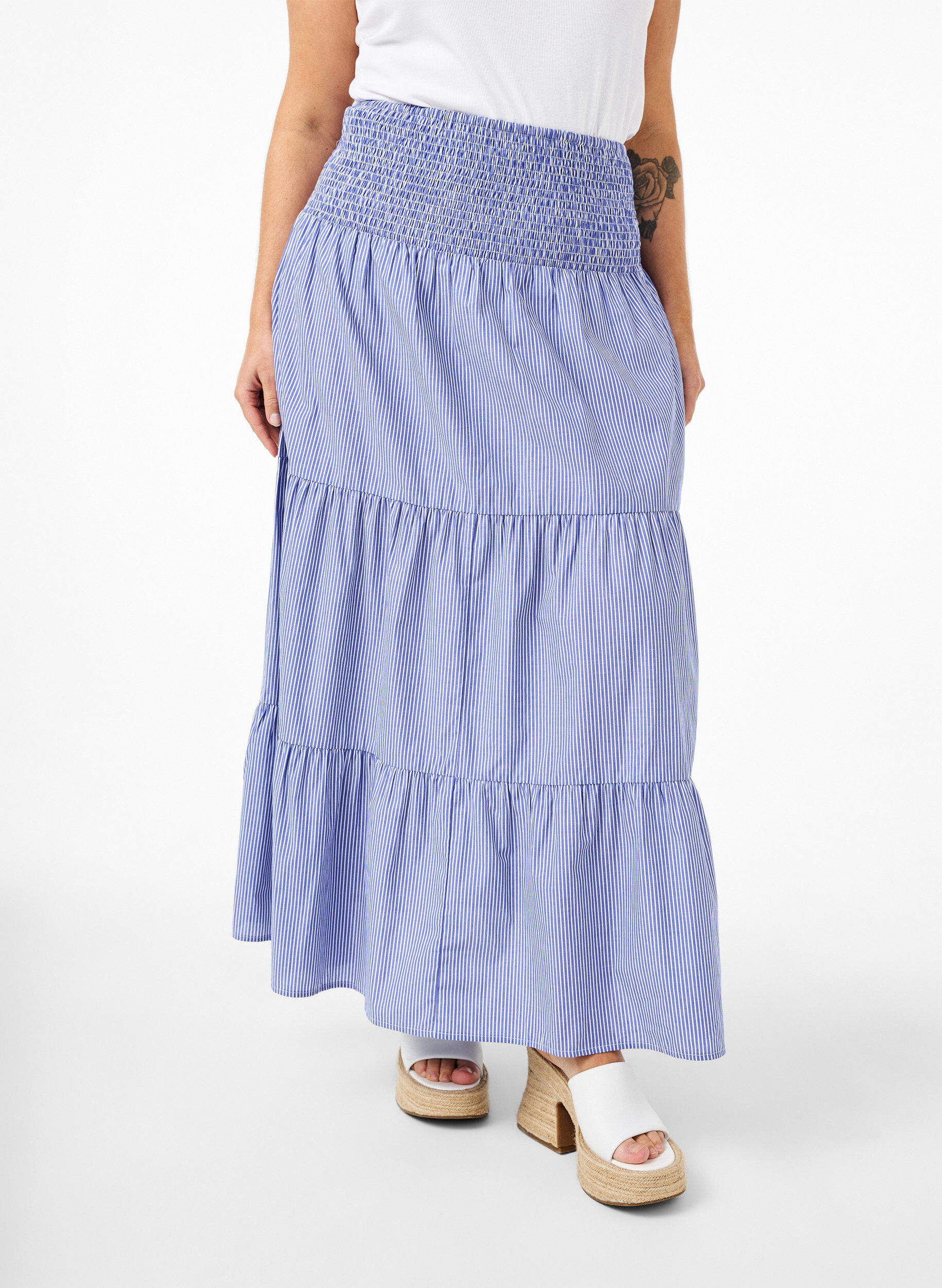 Zizzi Gestreepte maxi rok met smokwerk, Baja Blue Stripe, Model image number 2