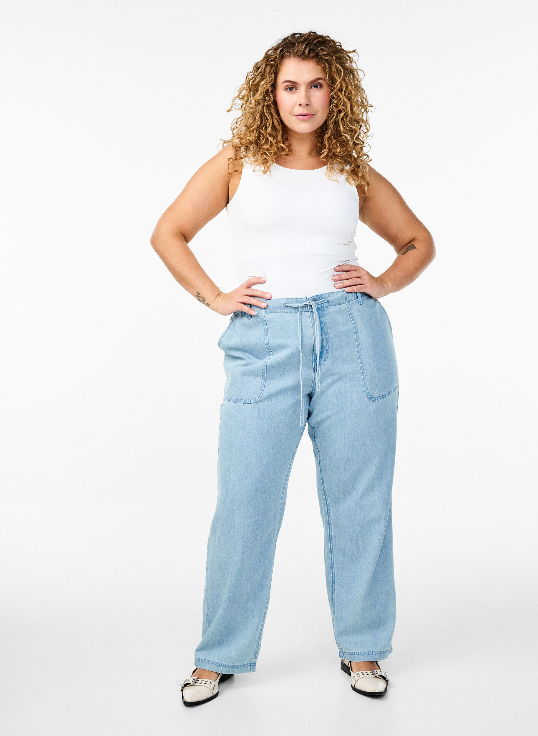 Zizzi High-waisted jeans met strikceintuur, Blauw, Model image number 0