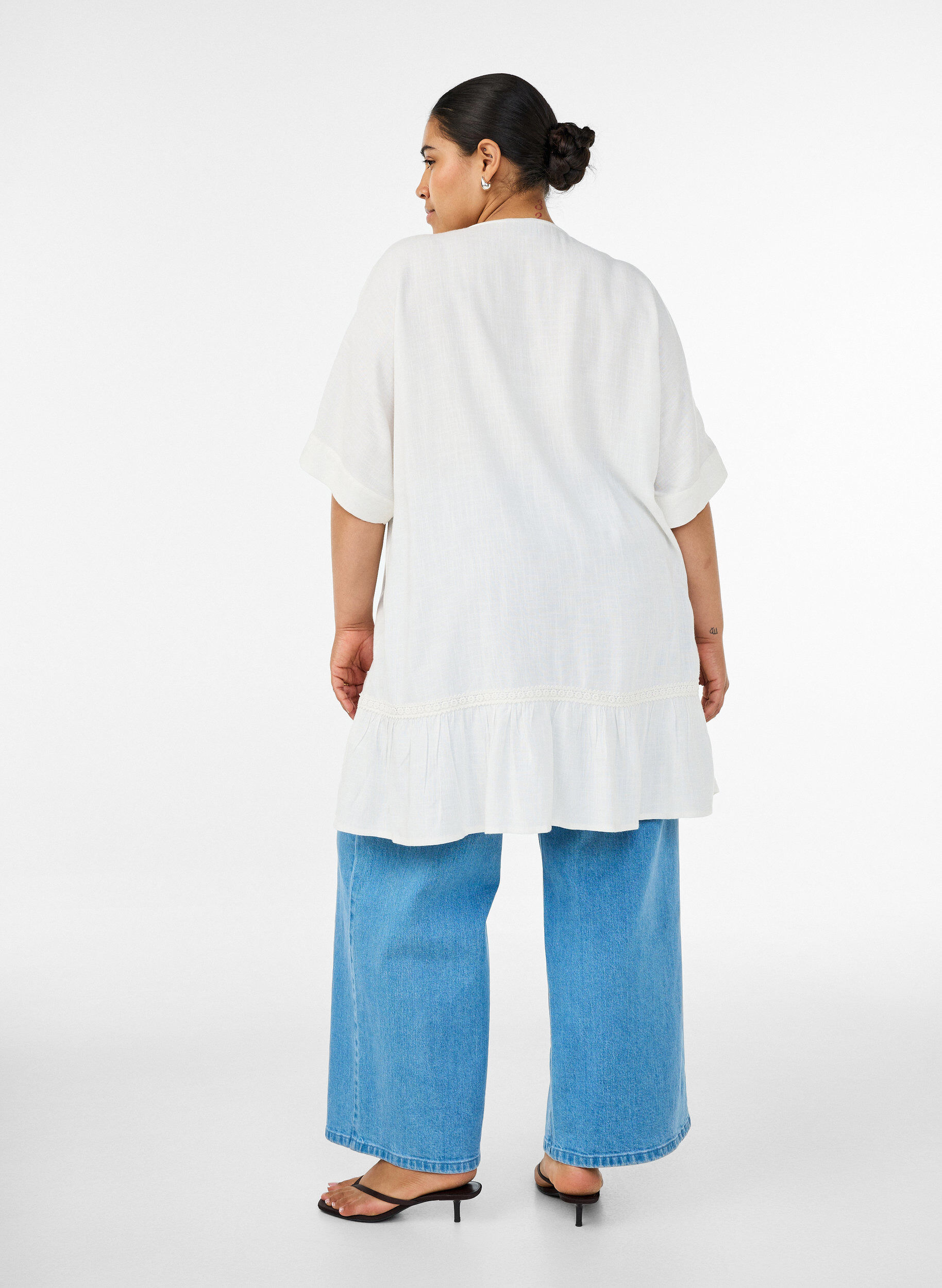 ZizziViscose tuniek met knopen en rucherand, Vanille, Model image number 2