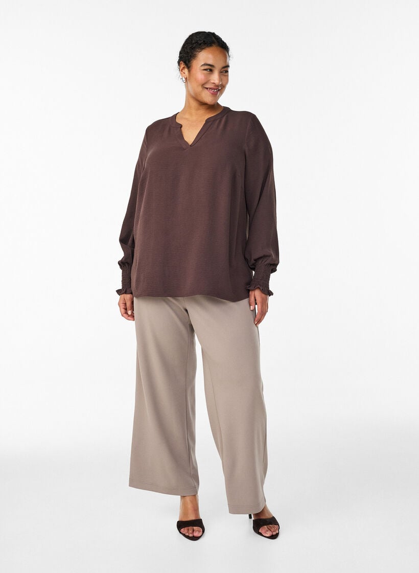 Blouse met smockmanchetten en V-hals, Bruin, Model image number 1