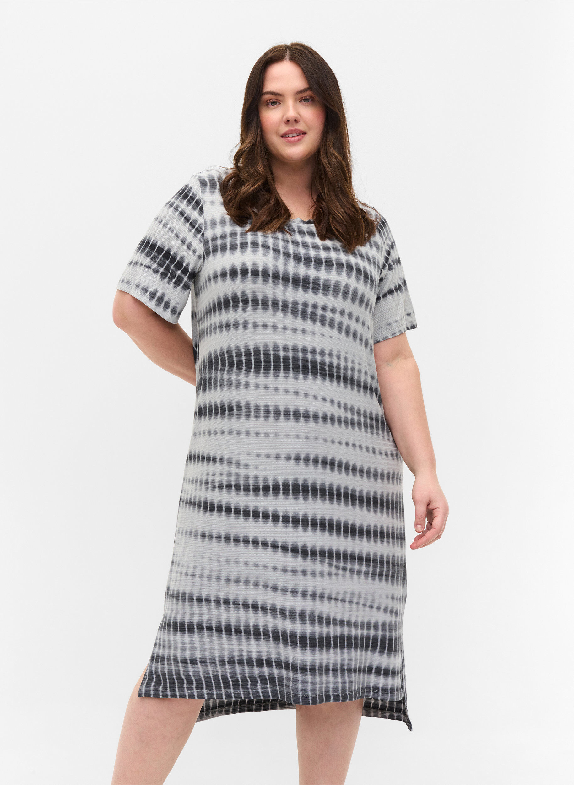 Zizzi Viscose jurk met korte mouwen en tie-dye print, White, Black Tie Dye, Model image number 0