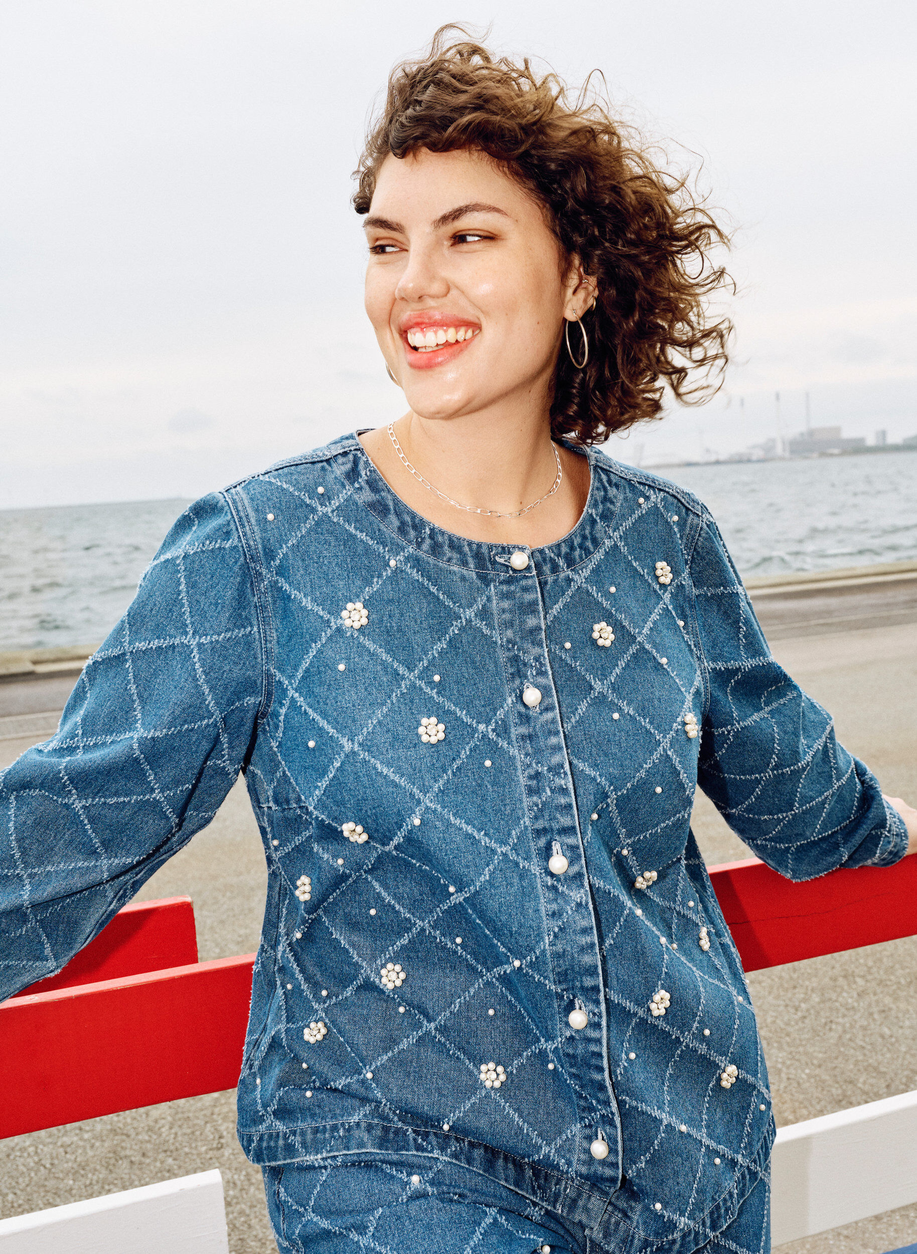 Zizzi Denim blouse met destroyed patroon en pareldetails, Blauw, Image image number 0