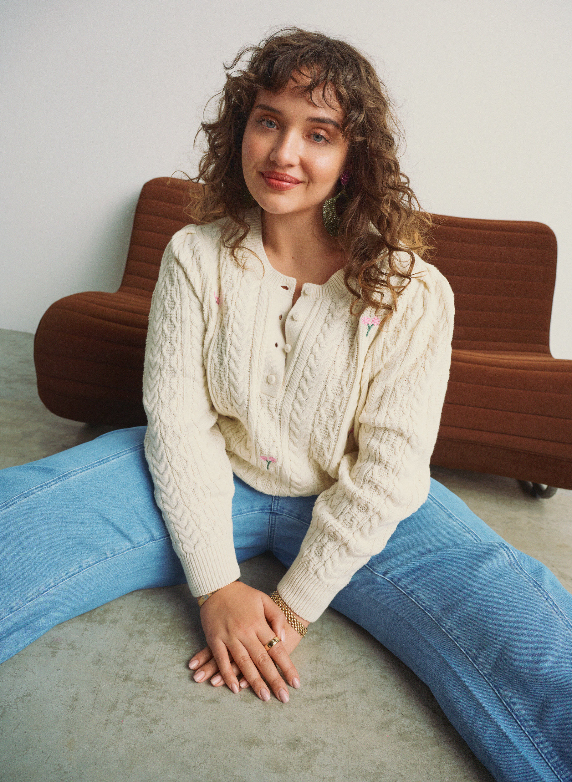 Gebreide blouse met kabelpatroon en geborduurde bloemen