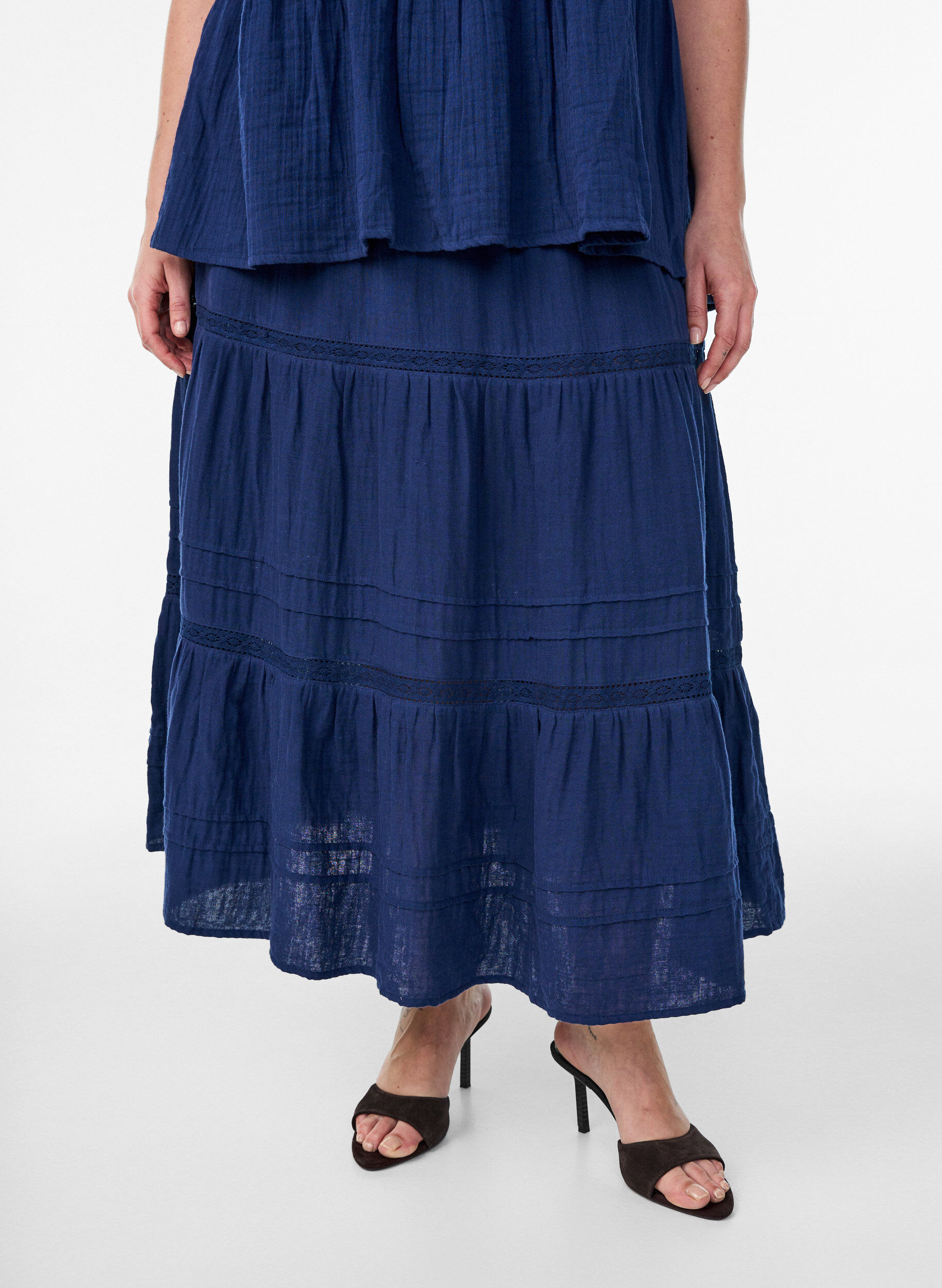 ZizziA-line midi skirt in cotton muslin with crochet band, Blauw, Model image number 2