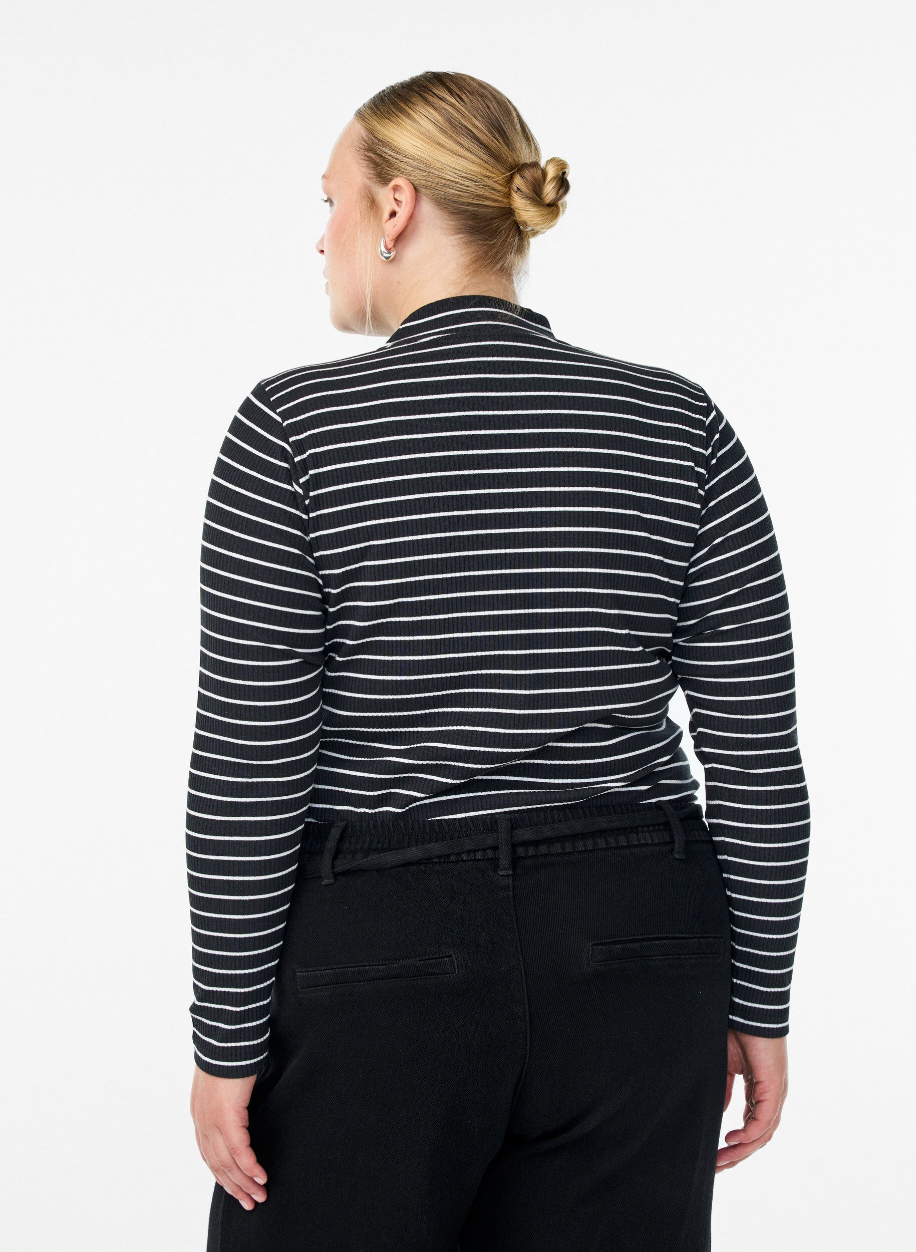 Zizzi Geribde gestreepte jersey blouse met een hoge hals, Zwart, Model image number 2