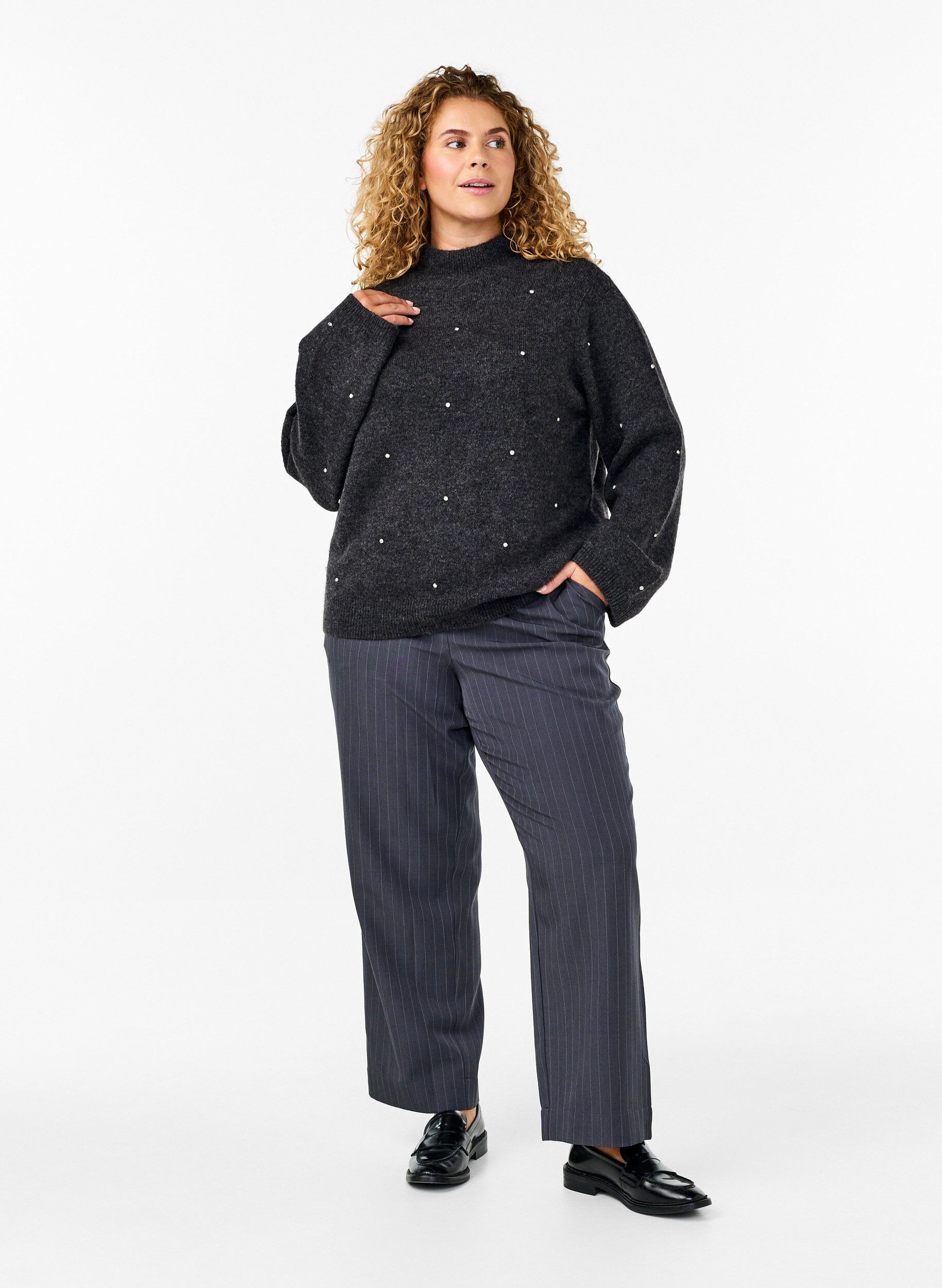 Zizzi Gebreide blouse met bergkristallen en een hoge halslijn, Dark Grey Melange, Model image number 2