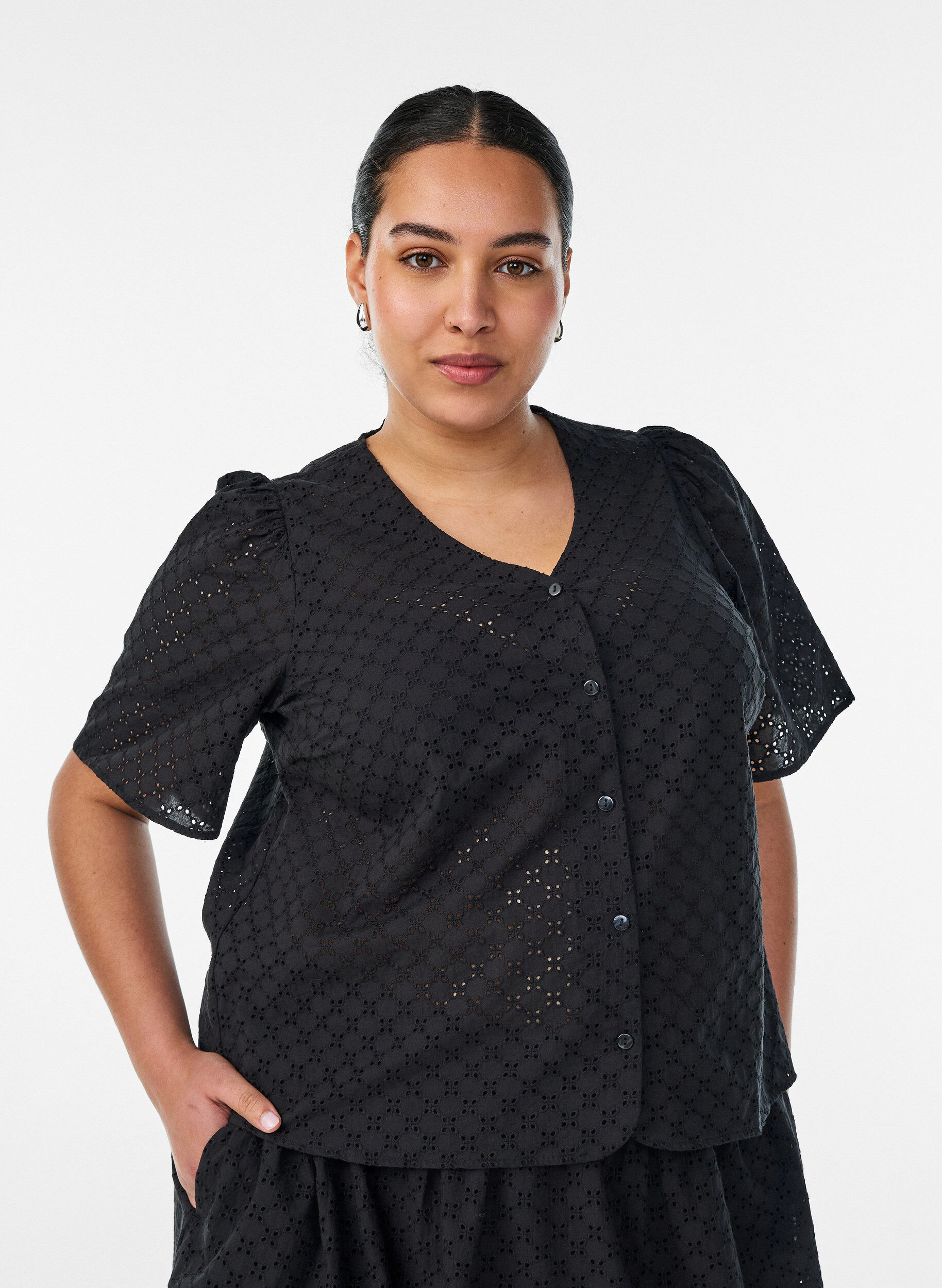 ZizziBlouse in broderie anglaise met knoopsluiting, Zwart, Model image number 0