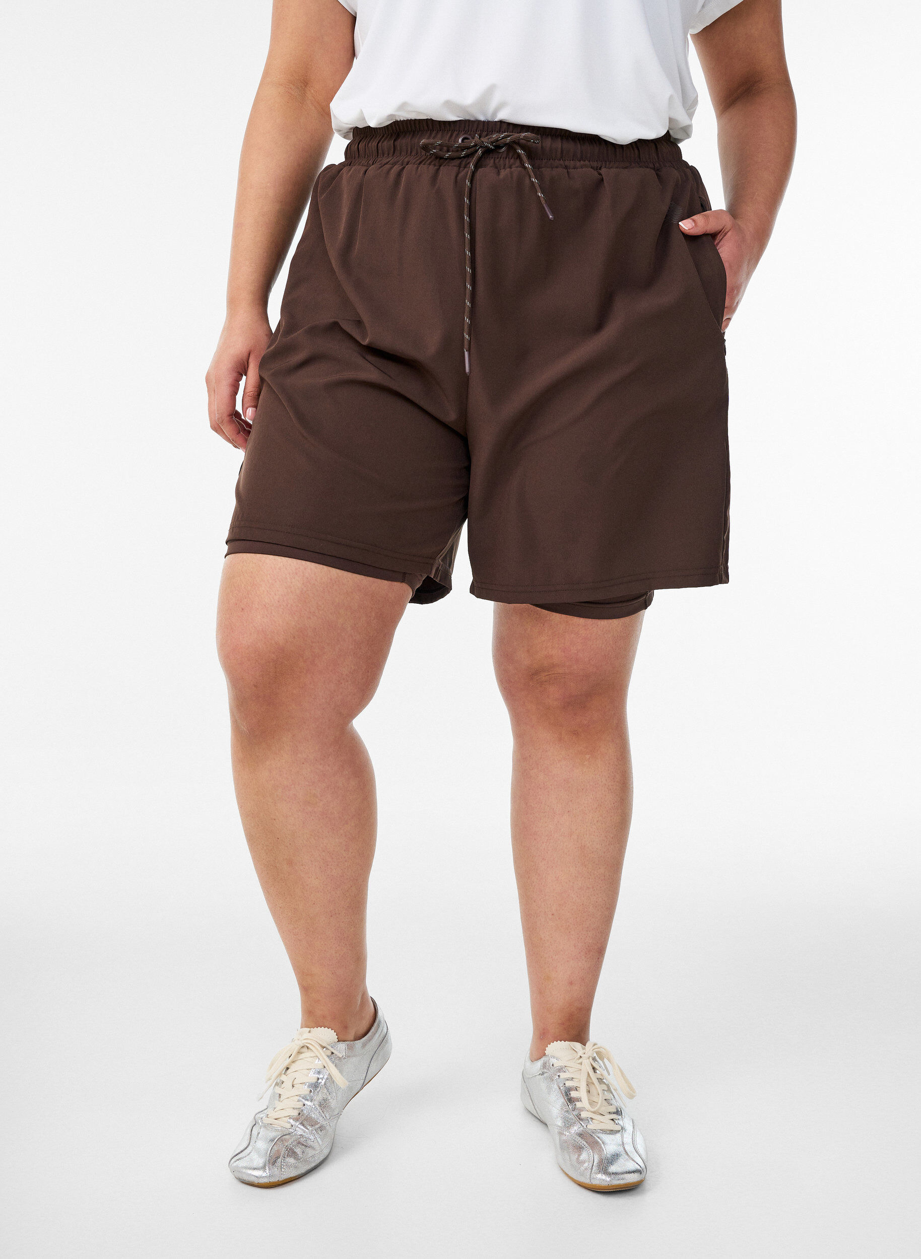 Zizzi Trainingshort met binnenbroek en telefoonzakje, Bruin, Model image number 3