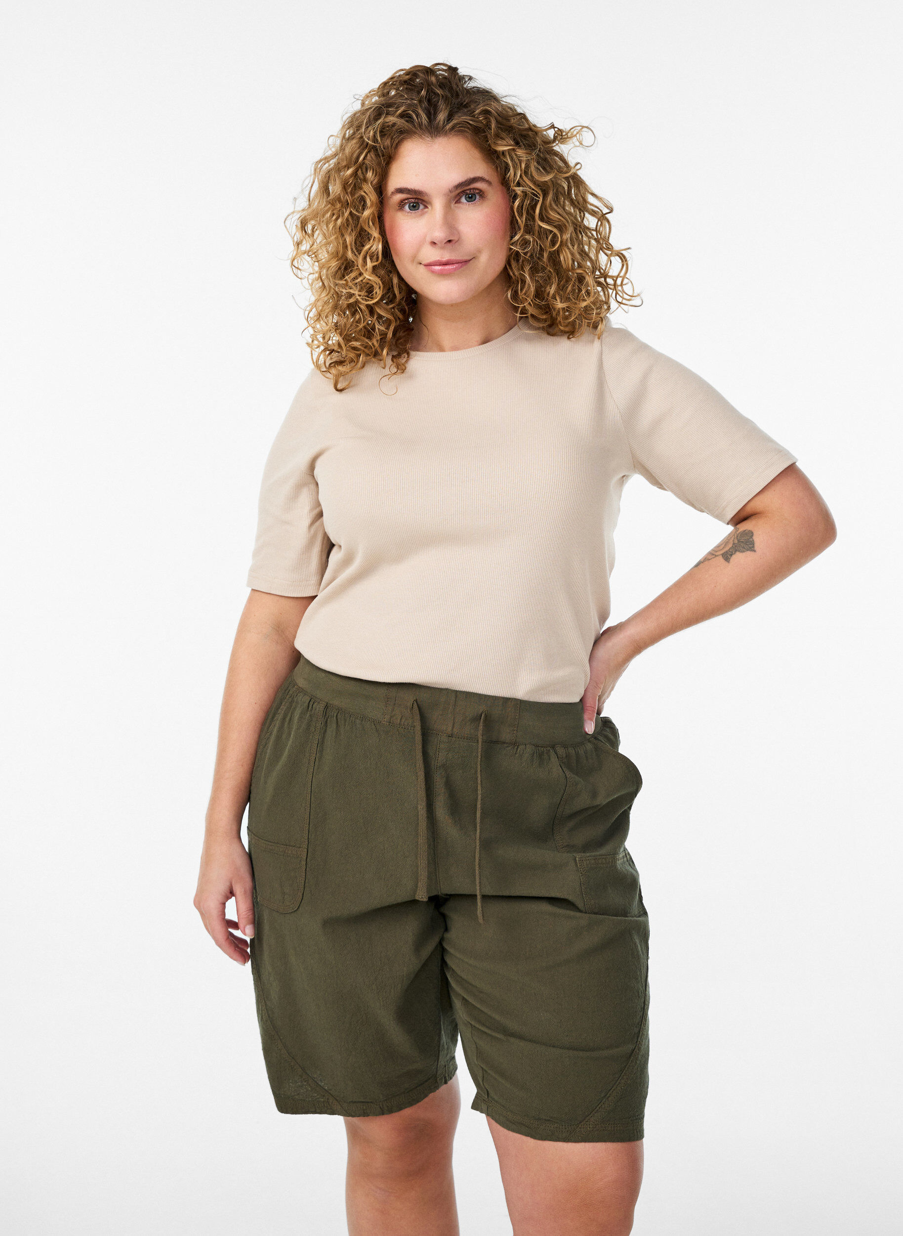 Zizzi Losse katoenen short met zakken, Groen, Model image number 0