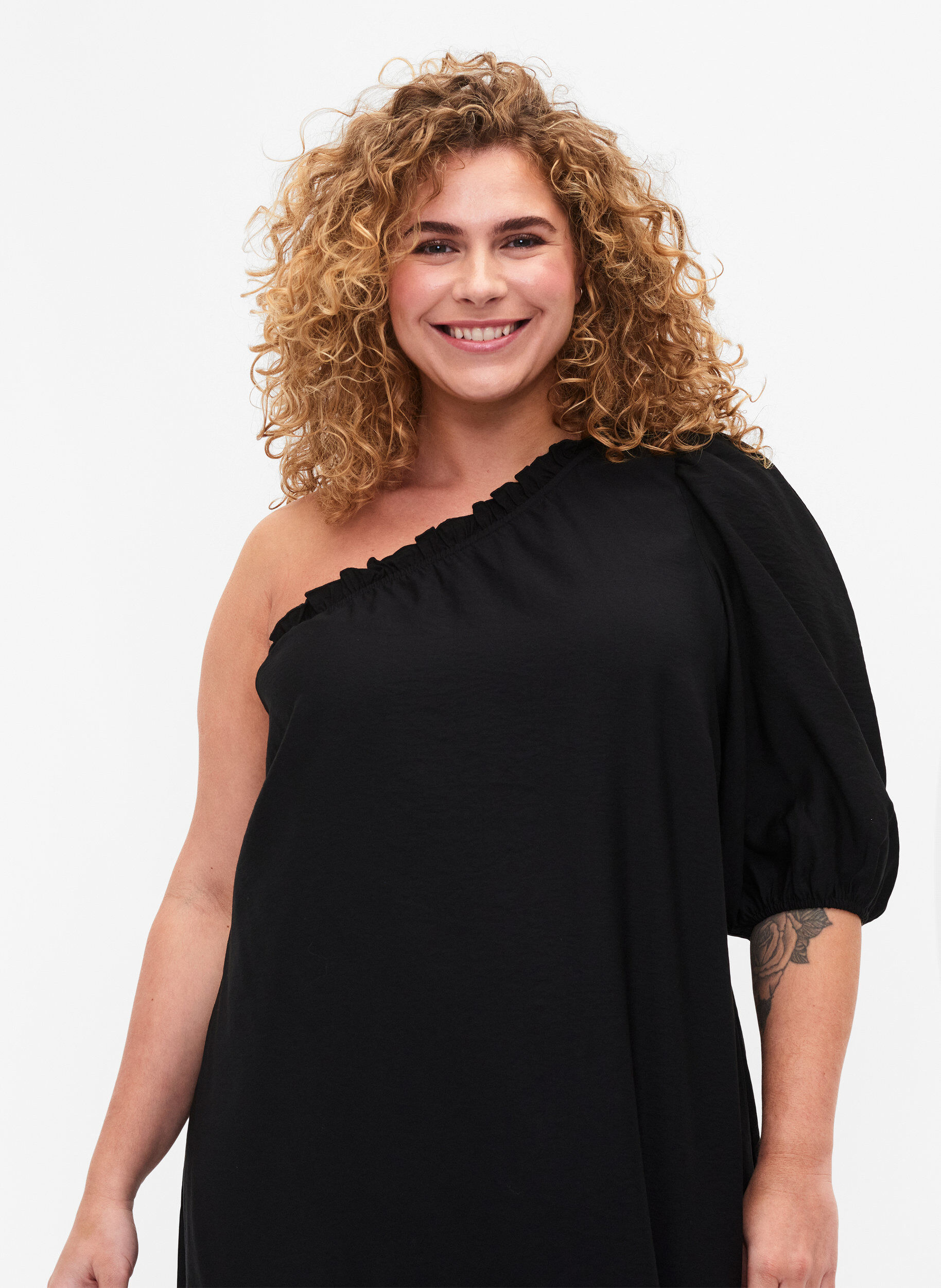 Zizzi One-shoulder jurk van viscose, Zwart, Model image number 2