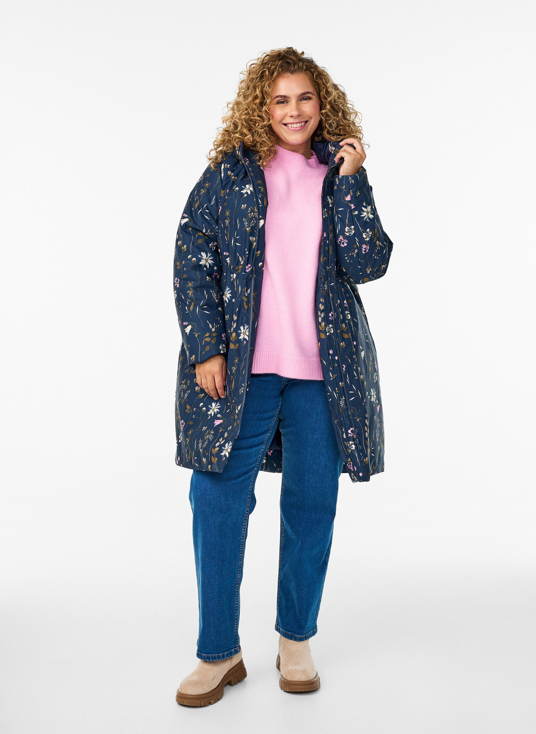 Zizzi Gewatteerde winterjas met bloemenprint, Blauw, Model image number 1