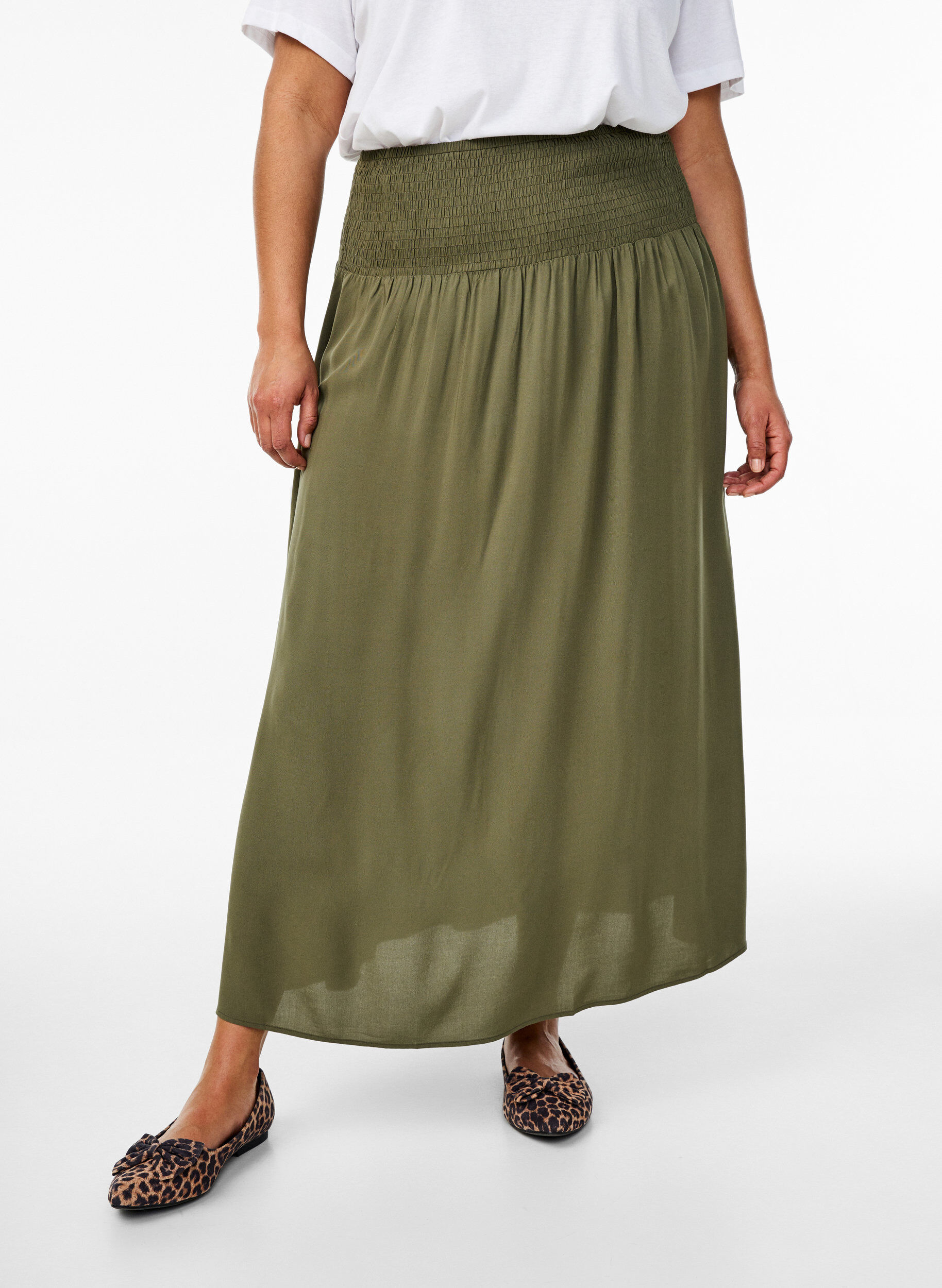 ZizziMaxi rok in viscose met smokwerk, Groen, Model image number 2