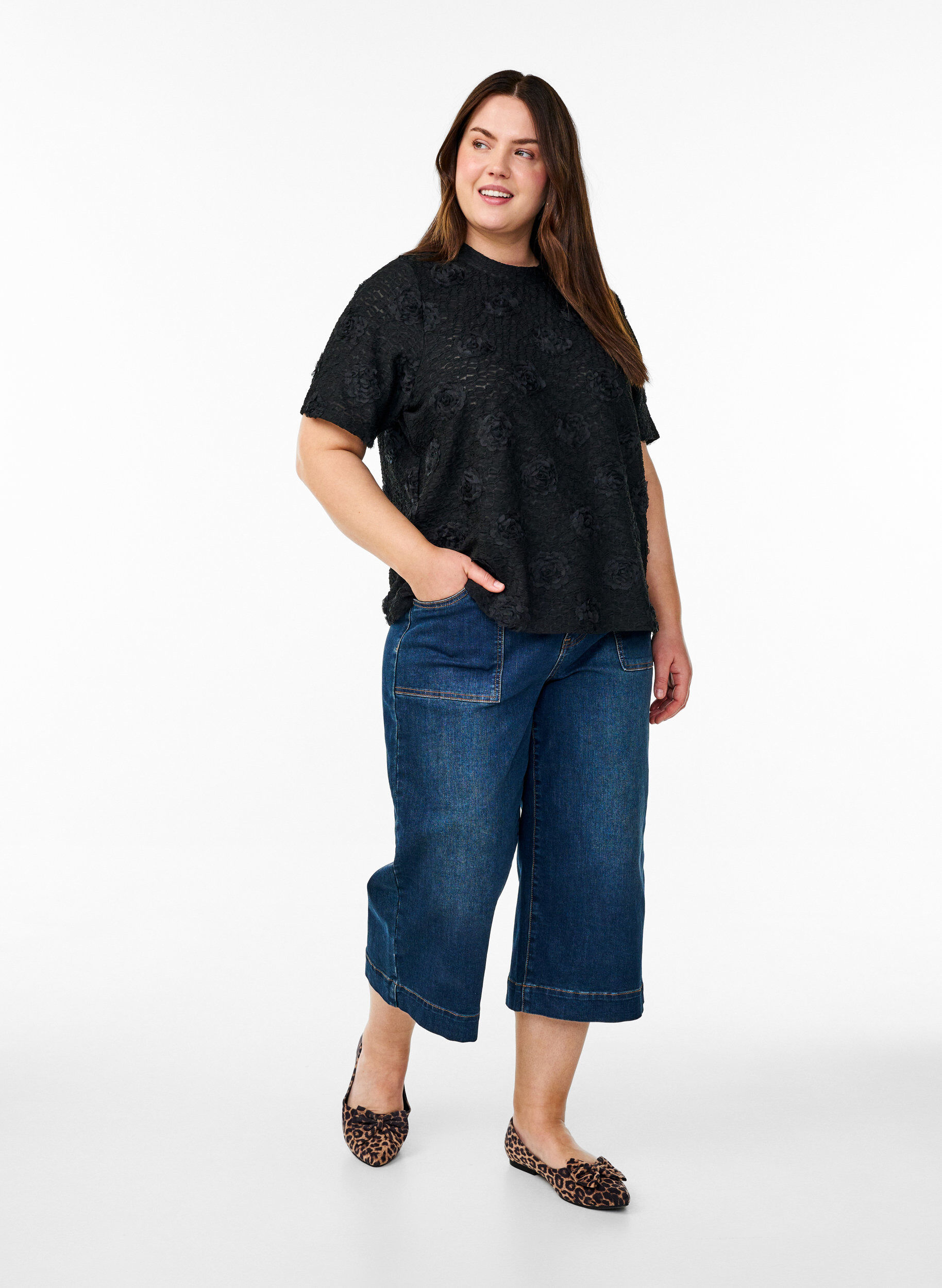 Zizzi Blouse met 3D-bloemen en korte mouwen, Zwart, Model image number 1