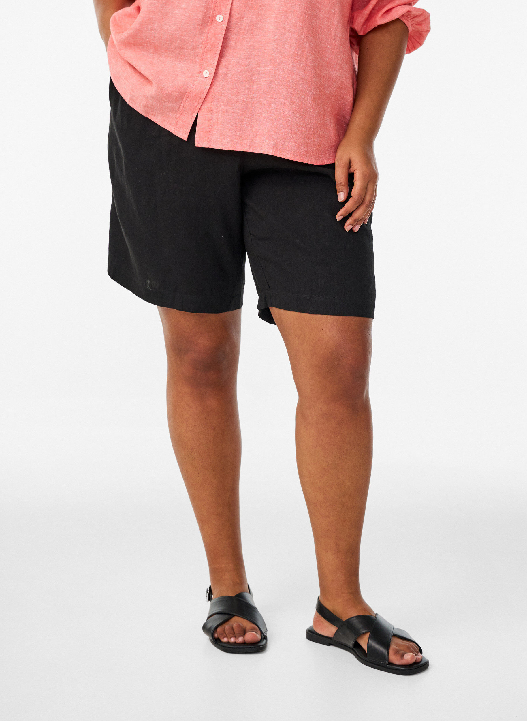 Zizzi Shorts met hoge taille in linnen en viscose, Zwart, Model image number 3