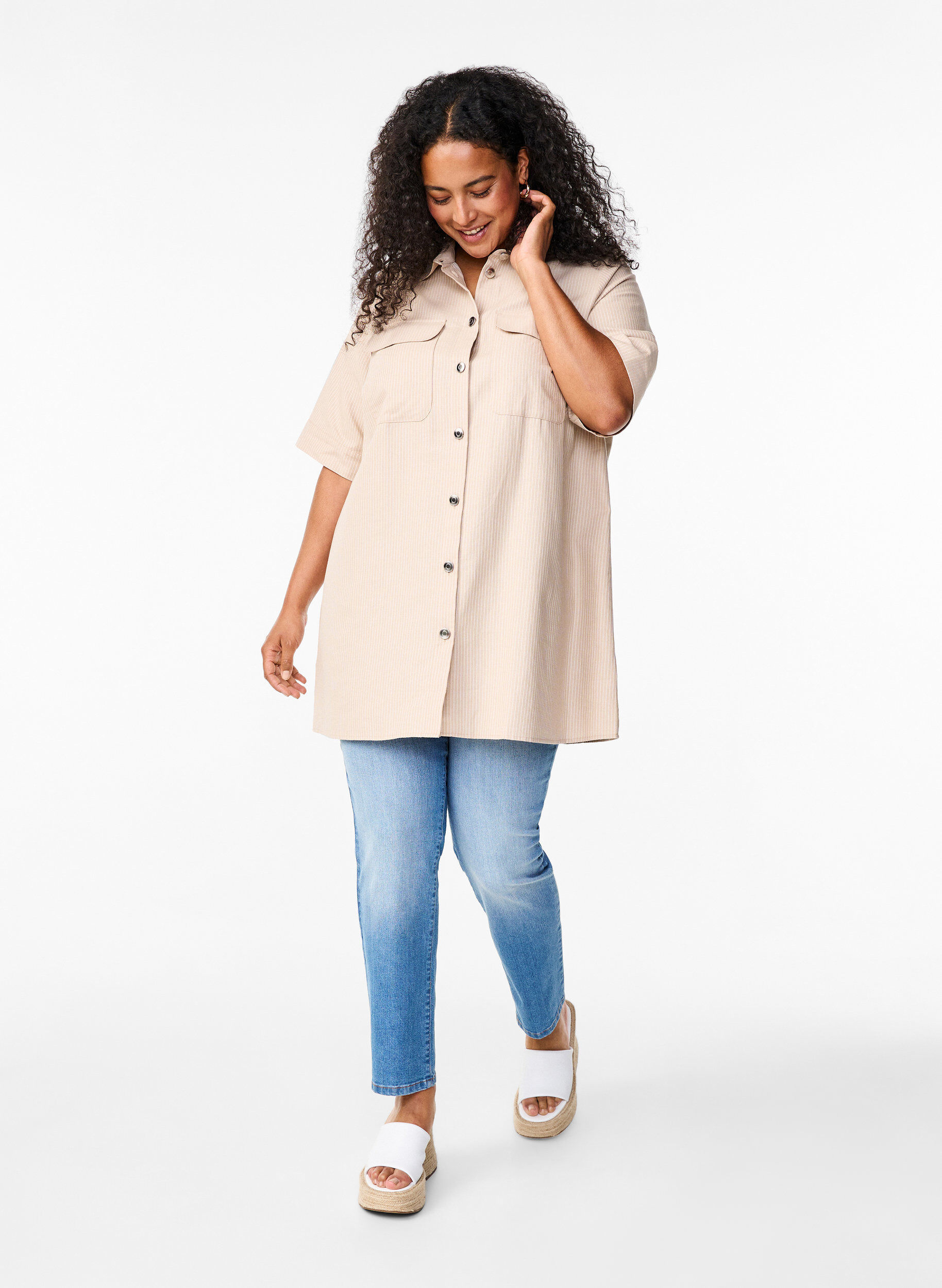 Zizzi Gestreepte tuniek met knopen en borstzakken, Beige, Model image number 1