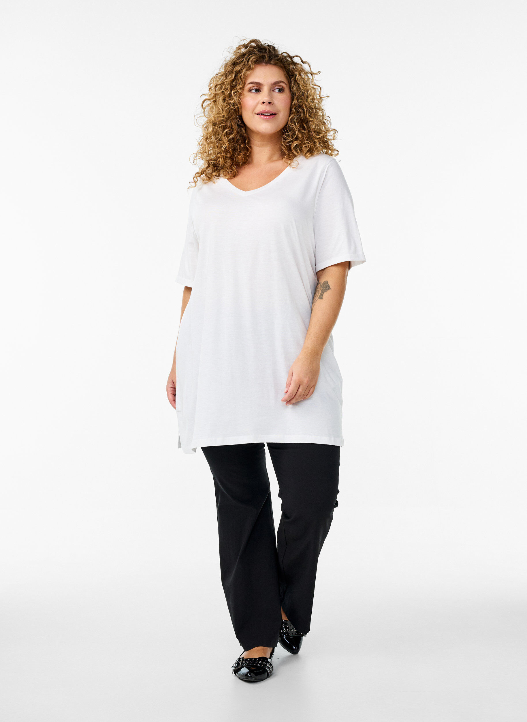 Zizzi Effen kleur oversized v-hals t-shirt, Wit, Model image number 1