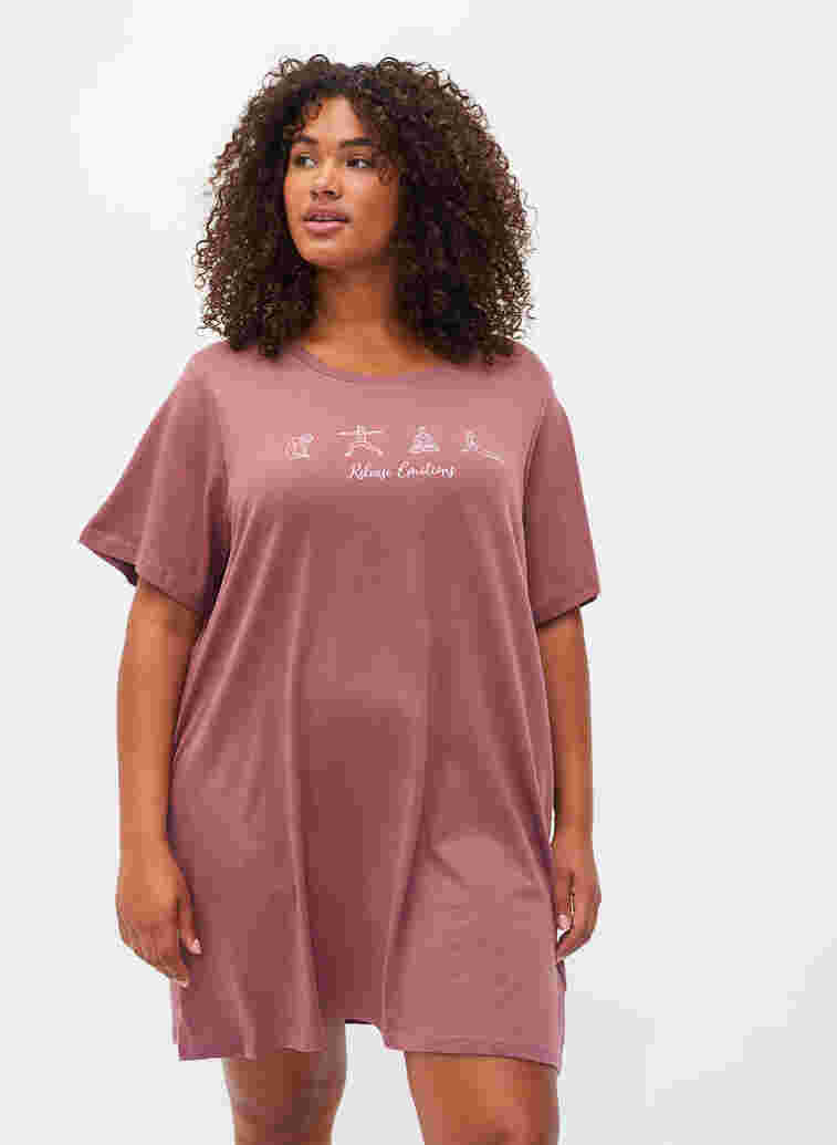 Oversized slaap t-shirt van biologisch katoen, Rose Brown W. Relax , Model image number 0