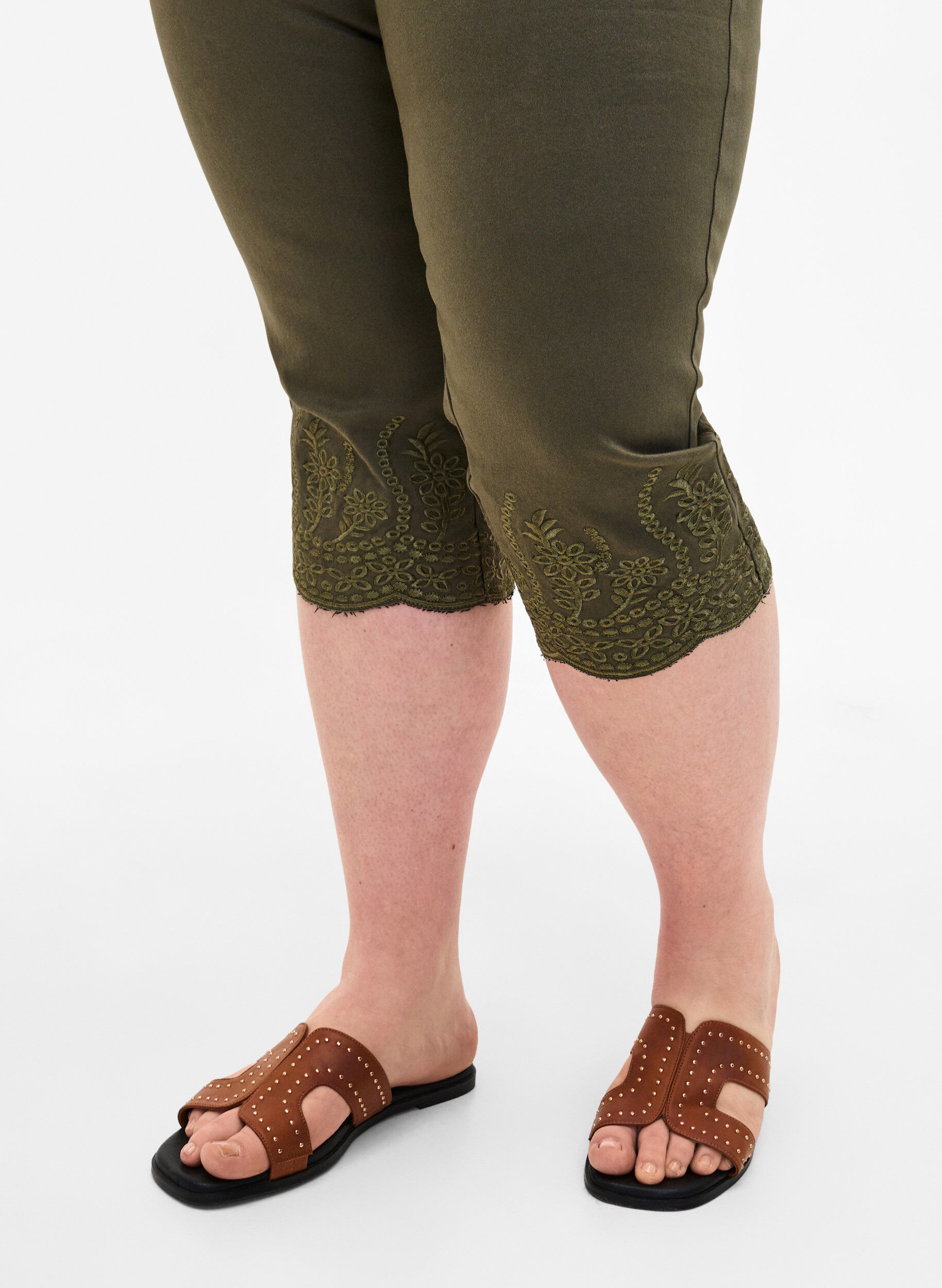 Zizzi  Capribroeken met hoge taille en broderie anglaise, Dusty Olive, Model image number 2