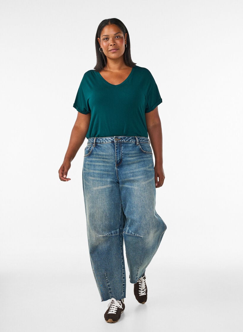 Basic T-shirt met V-hals van viscose, Groen, Model image number 1