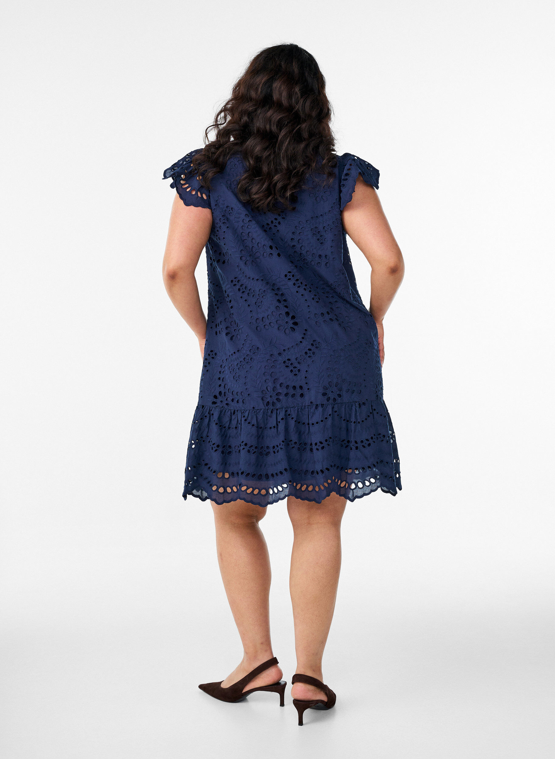 Zizzi Broderie anglaise jurk met ruches mouwen, Blauw, Model image number 2