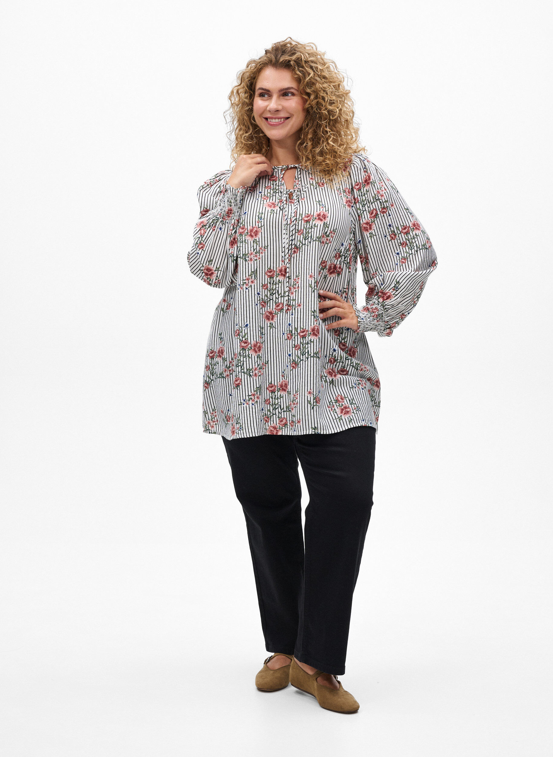 Zizzi Blouse met bloemenprint en strikdetail, Zwart, Image image number 0