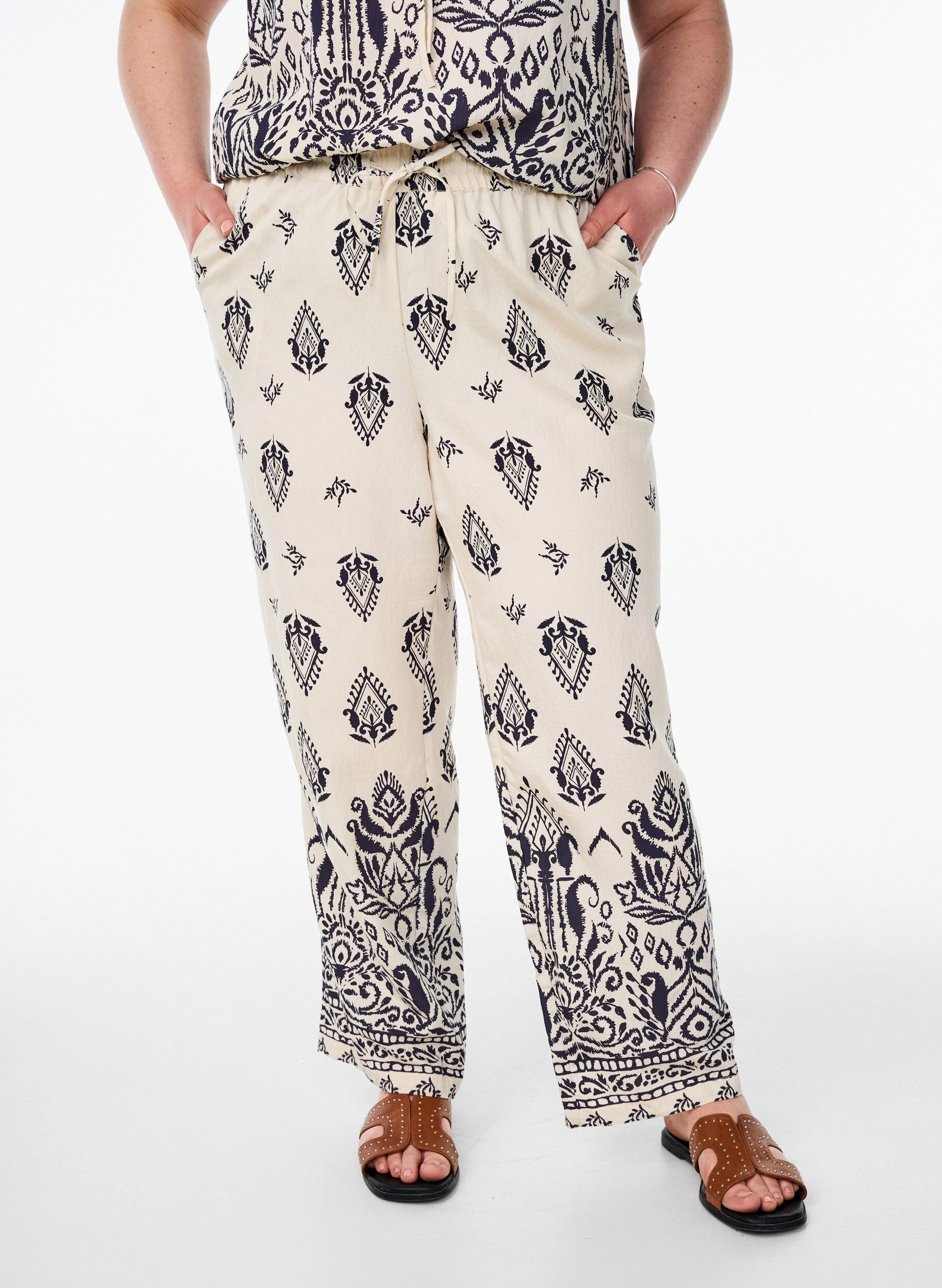 Zizzi Losse broek met print en hoge taille, Beige, Model image number 3
