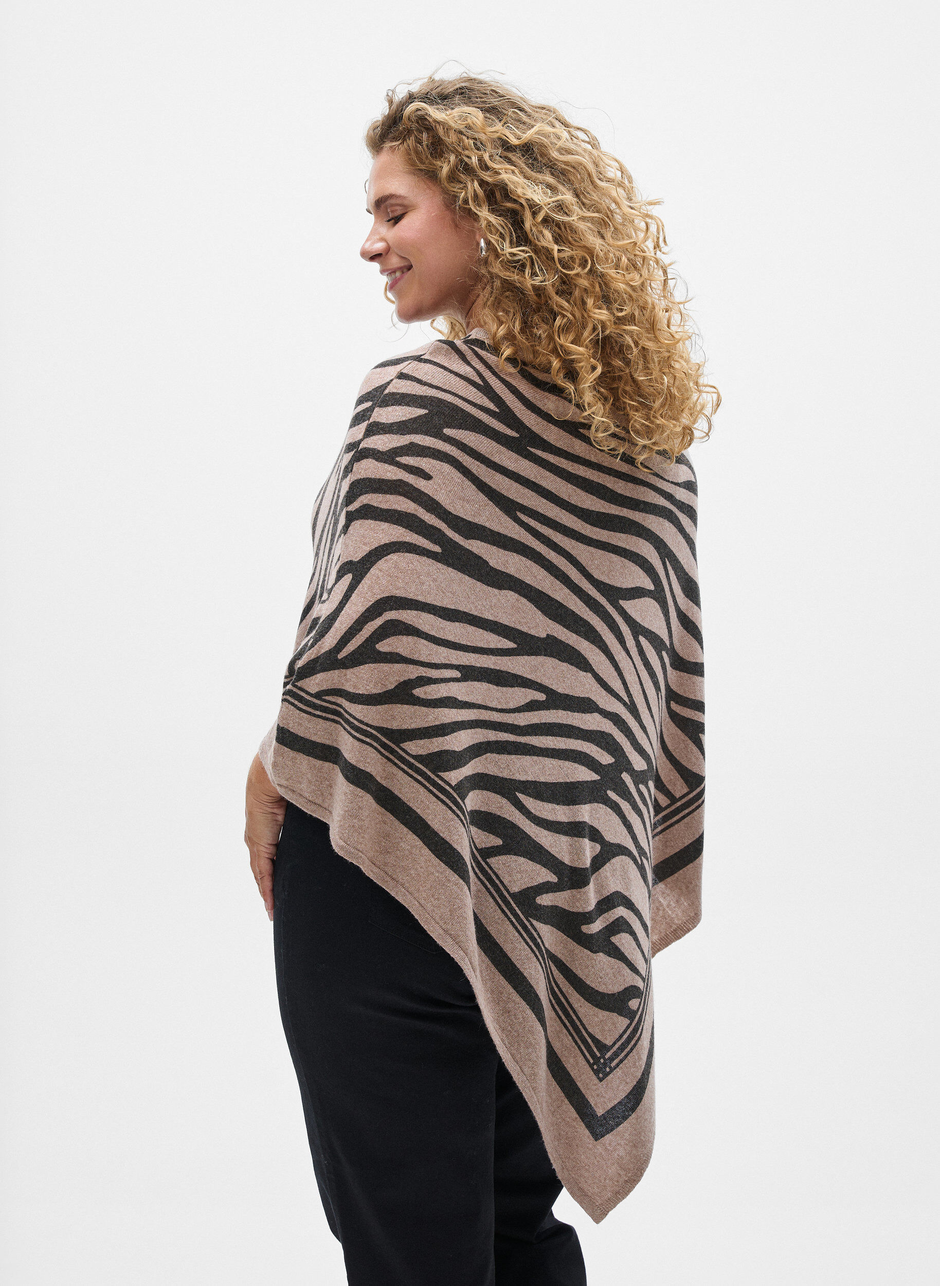 Zizzi Fijngebreide poncho, Zwart, Model image number 2