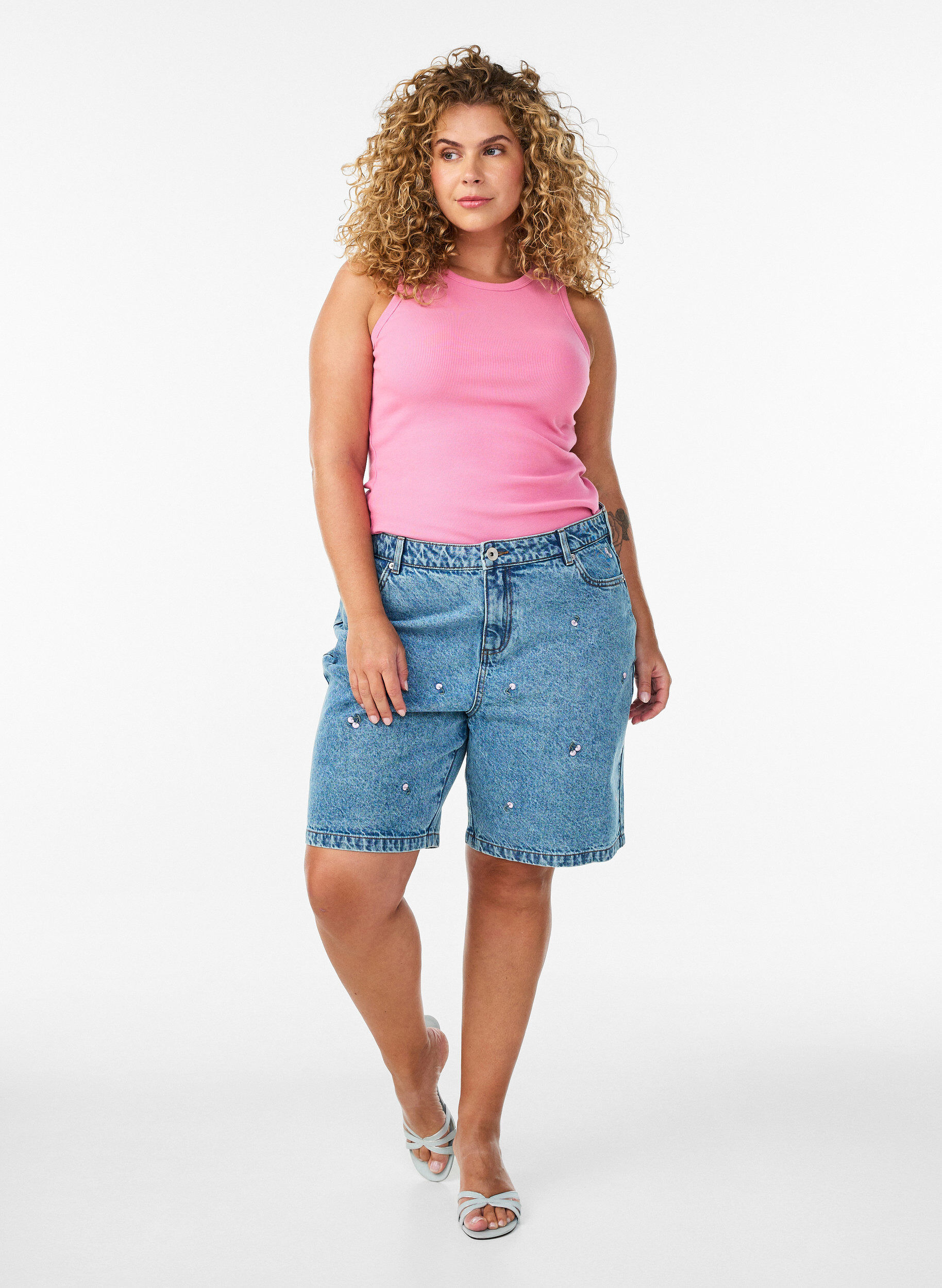 ZizziHigh-waist denim shorts met geborduurde motieven, Blauw, Model image number 1