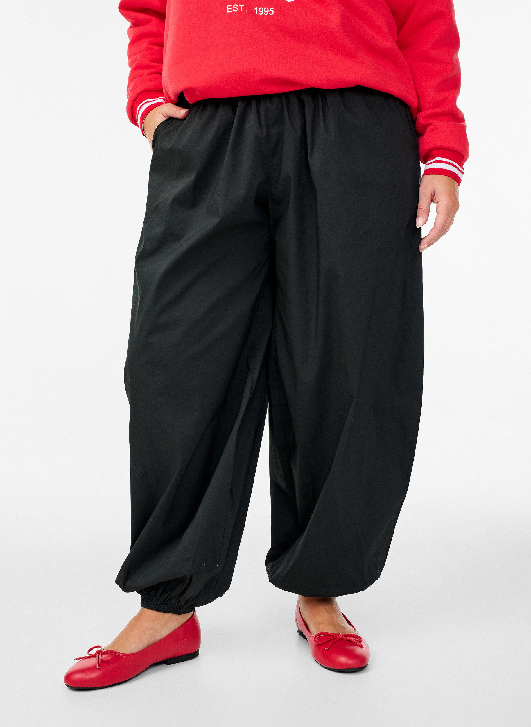 Ballonbroek met zakken en een elastische tailleband, Zwart, Model