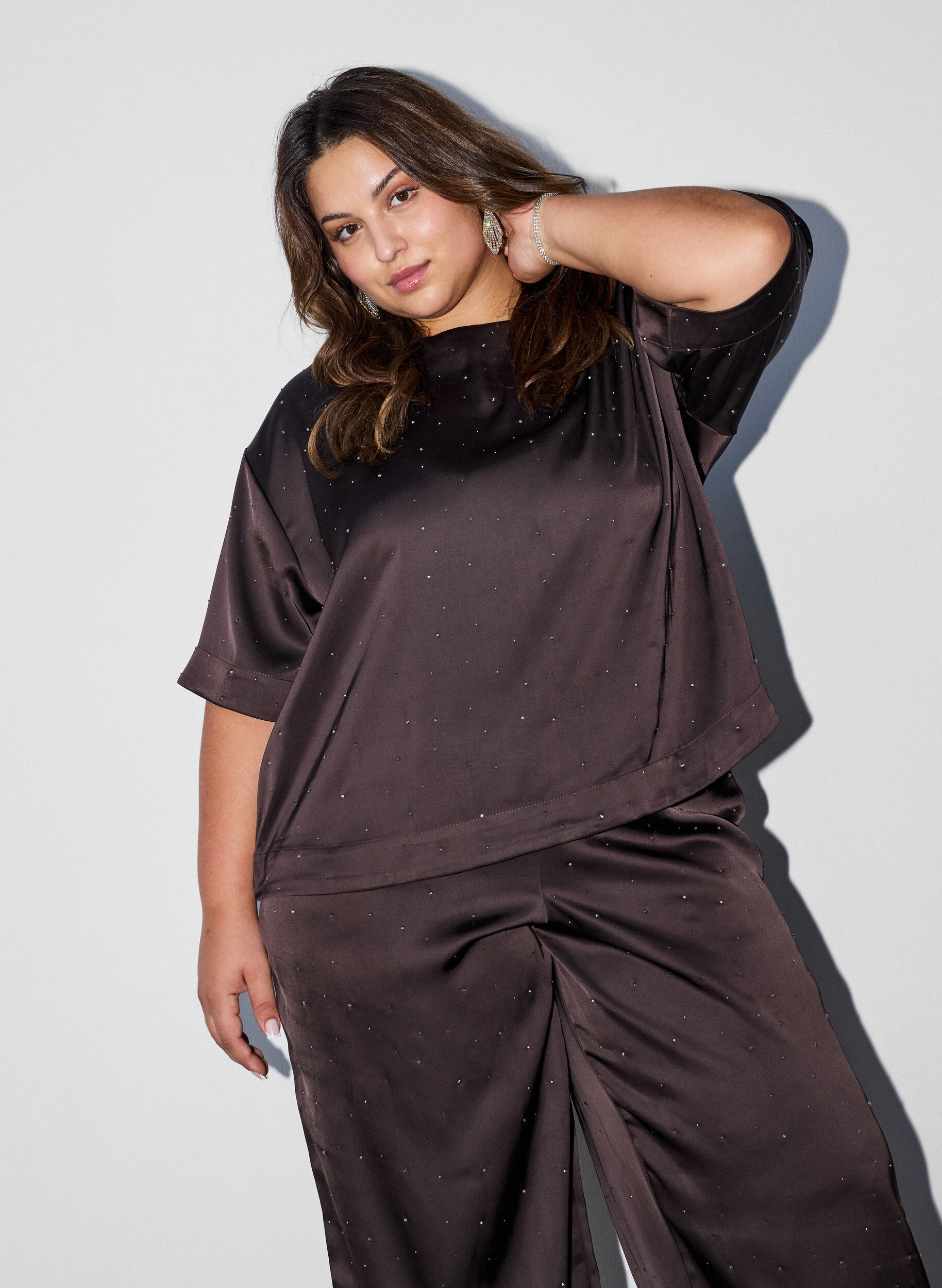 Satijnen blouse met strass en elleboogmouwen, Bruin, Model