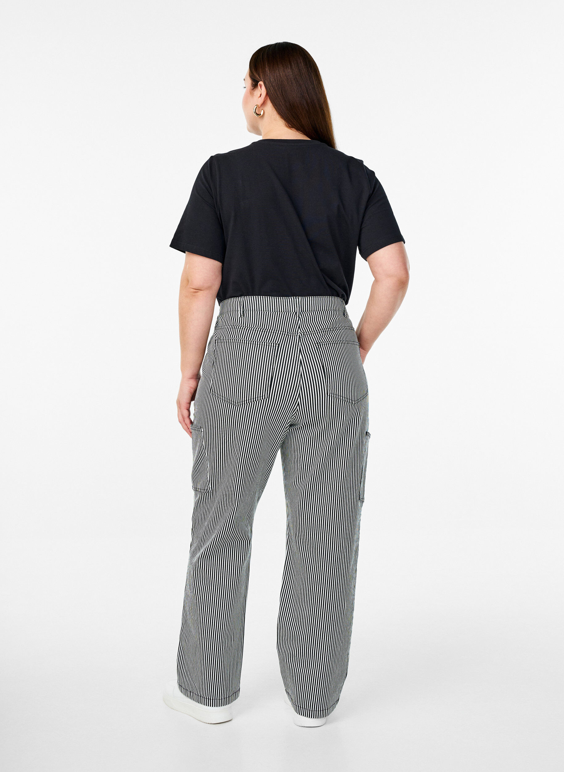 Zizzi Hoog getailleerde gestreepte cargo jeans, Zwart, Model image number 1
